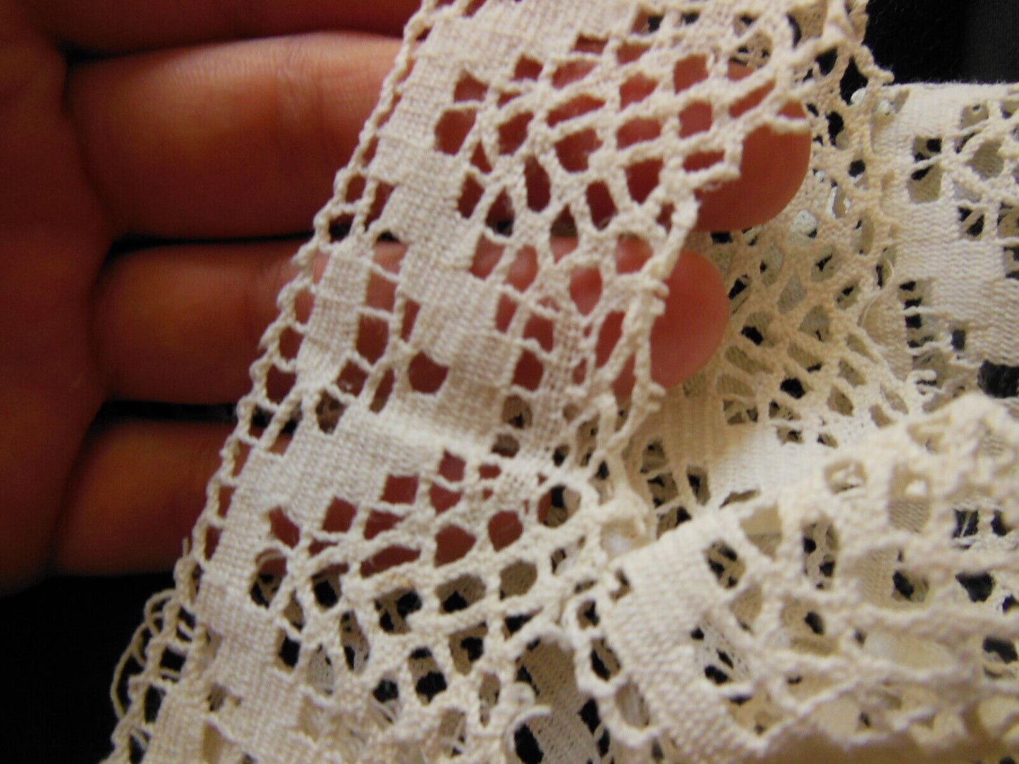 Dentelle ancienne large 1 mètre 50 sur 3,9 cm T1-37