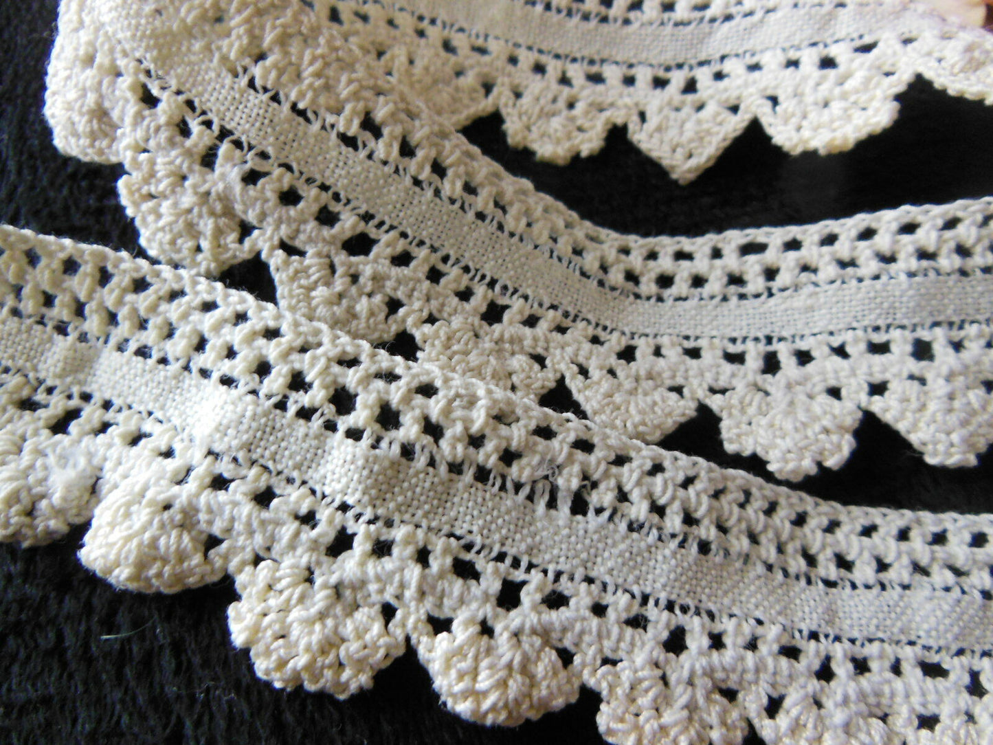 Dentelle ancienne plutôt épaisse 1 m 55 sur 2,8 cm T1-31