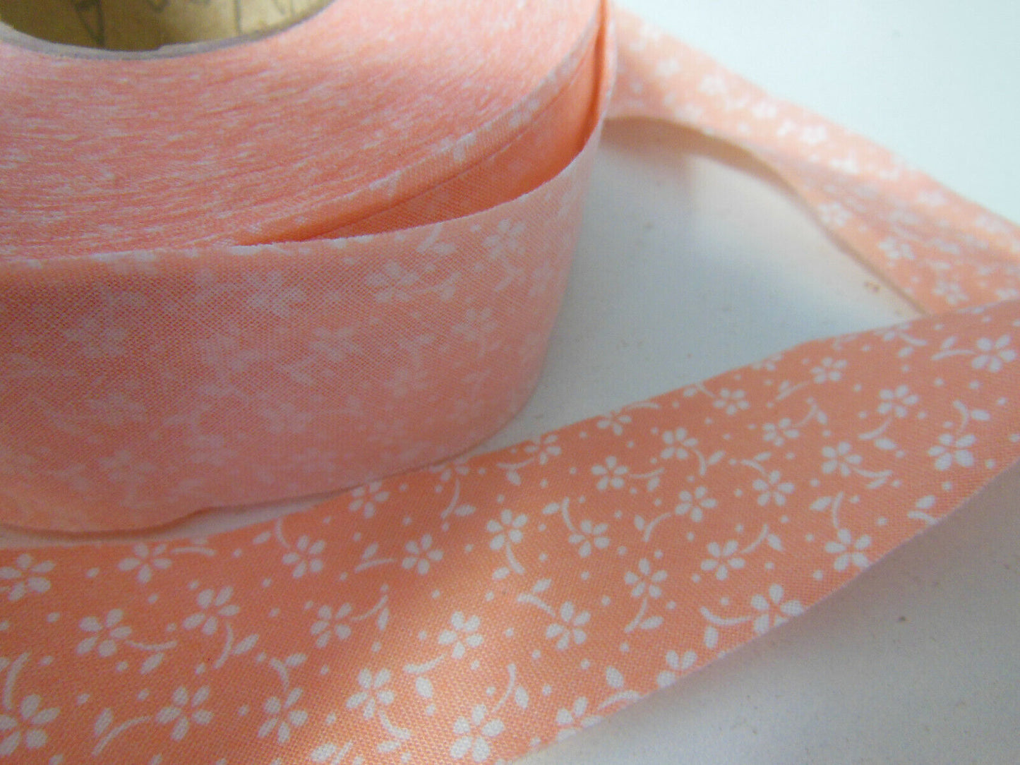 Biais galon vintage rose saumon motif fleur blanc ruban shabby 10 mètres 3 cm A4