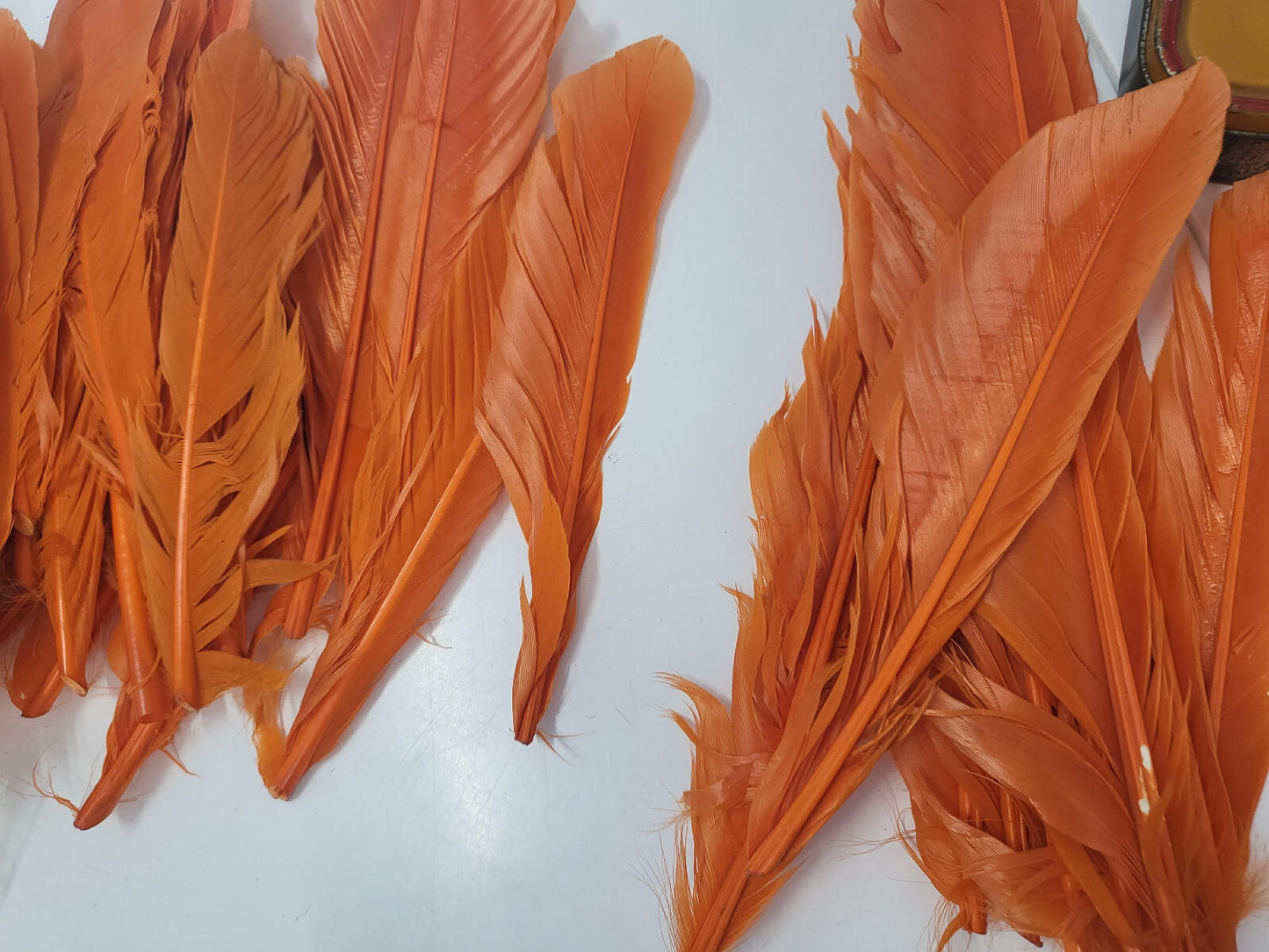 Lot d environ 80 plumes vintage violet orange chapeau modiste N°17 B6