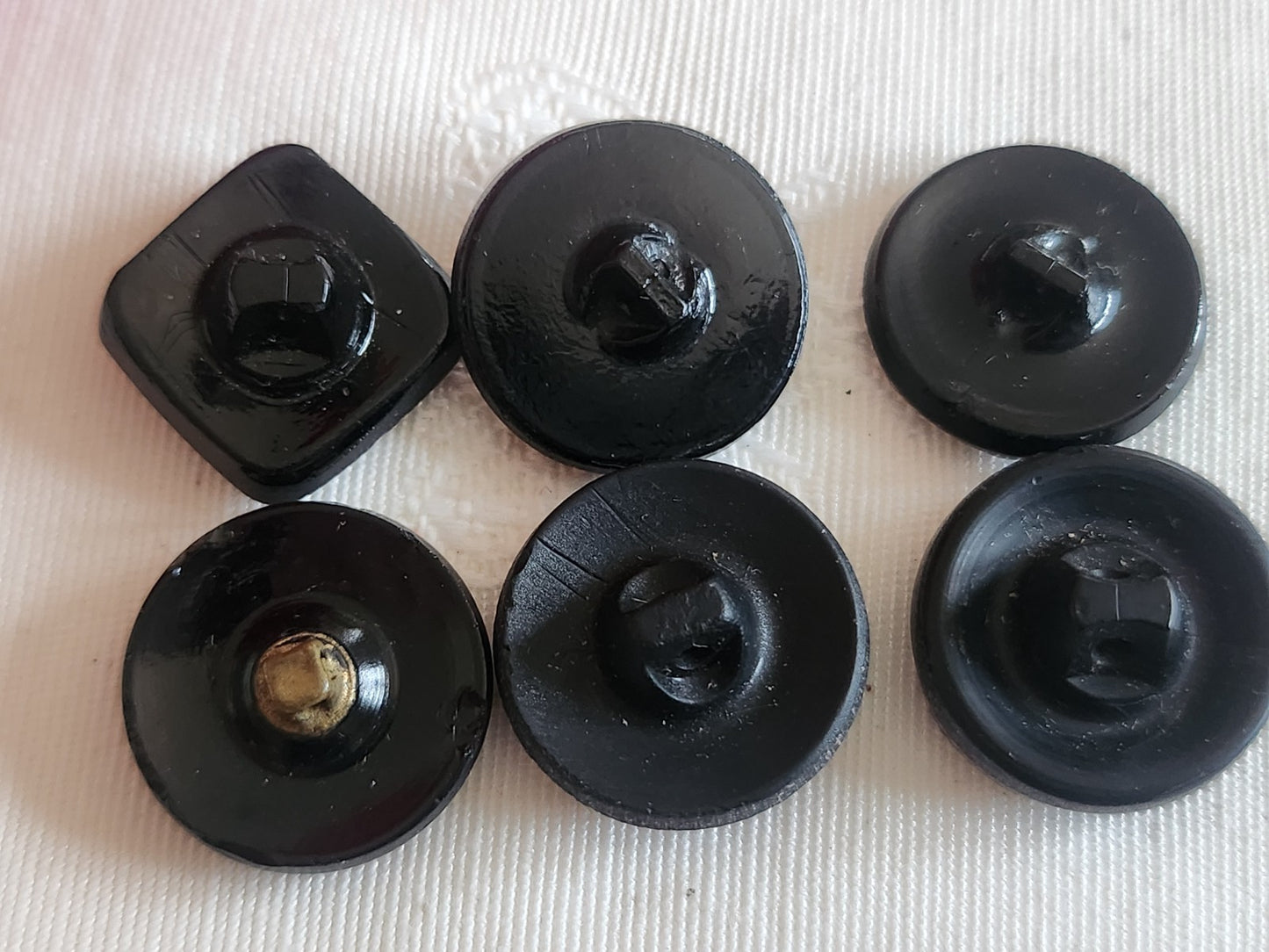 Lot 6 boutons anciens vintage en verre noir panaché 1,5 à 1,8 cm ref 6240
