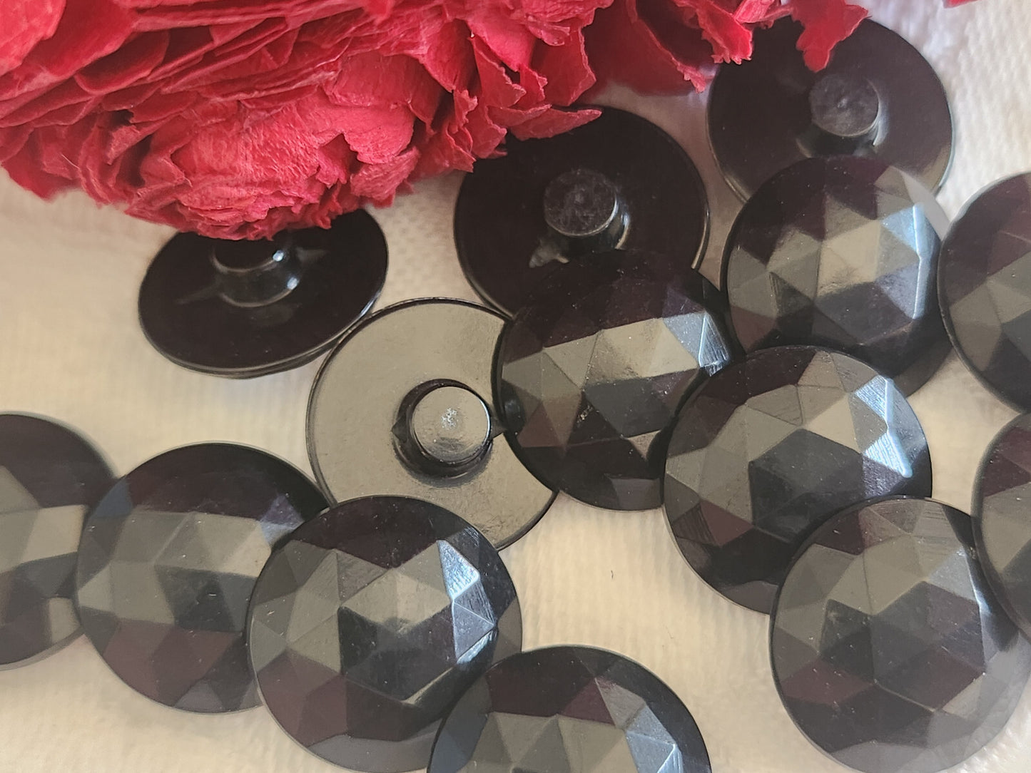 Lot 16 boutons vintage noir effet facette acrylique pied 1,4 cm ref 803