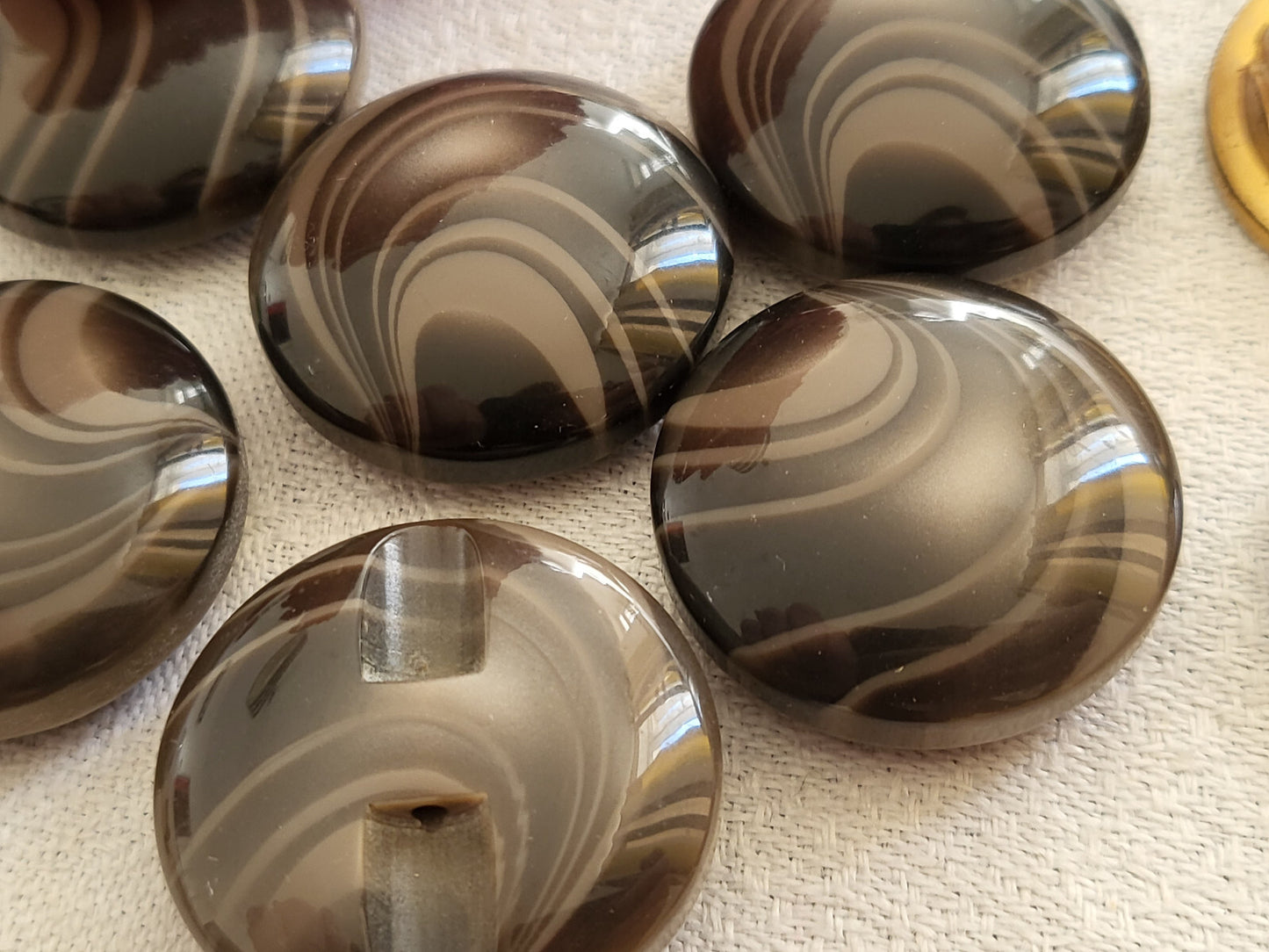 lot 6 gros boutons vintage marron à vague bombé pied plat 2,7 cm ref 3700