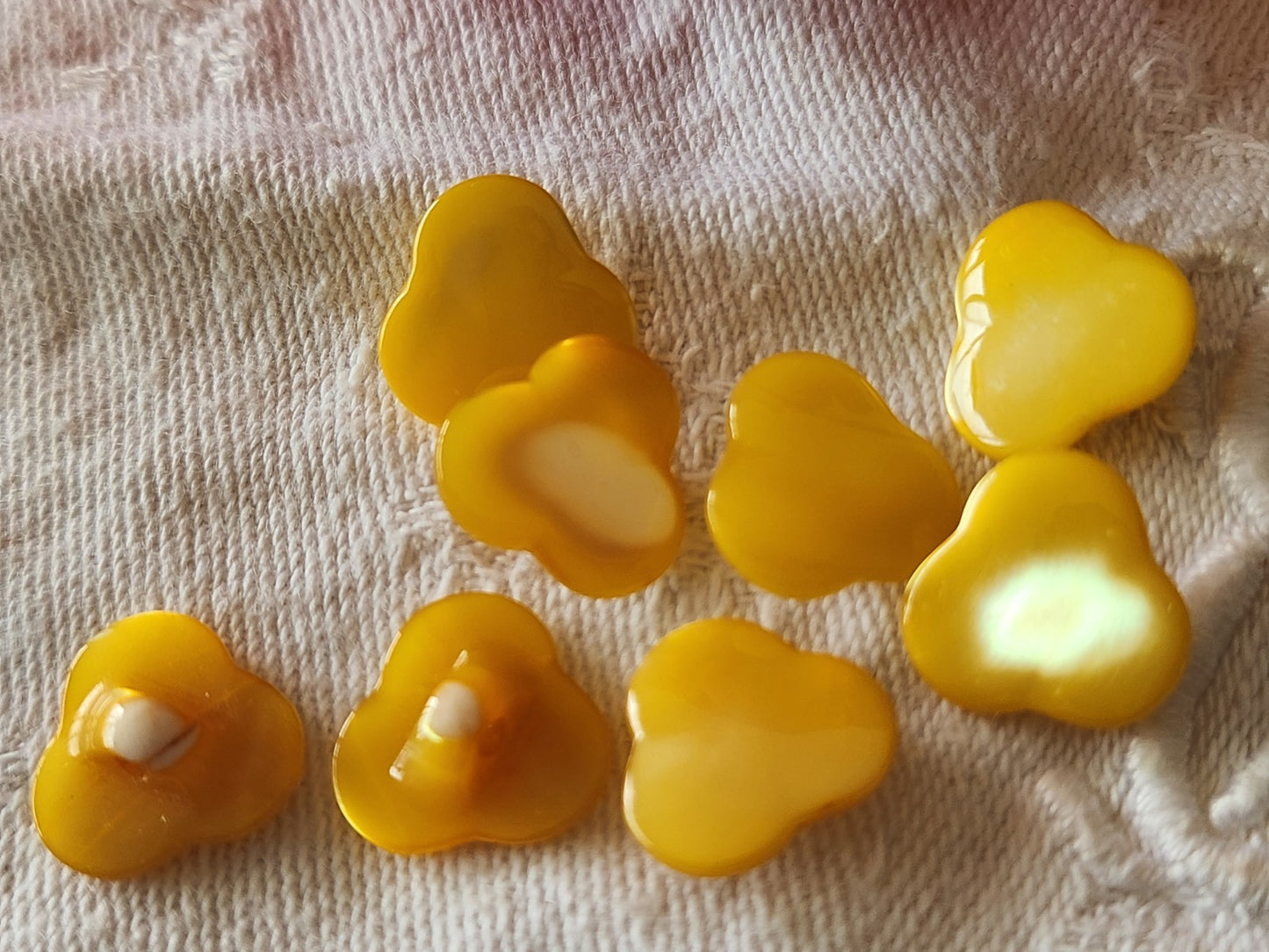 Lot 8 boutons anciens en nacre jaune forme original 1,4 cm ref 6416