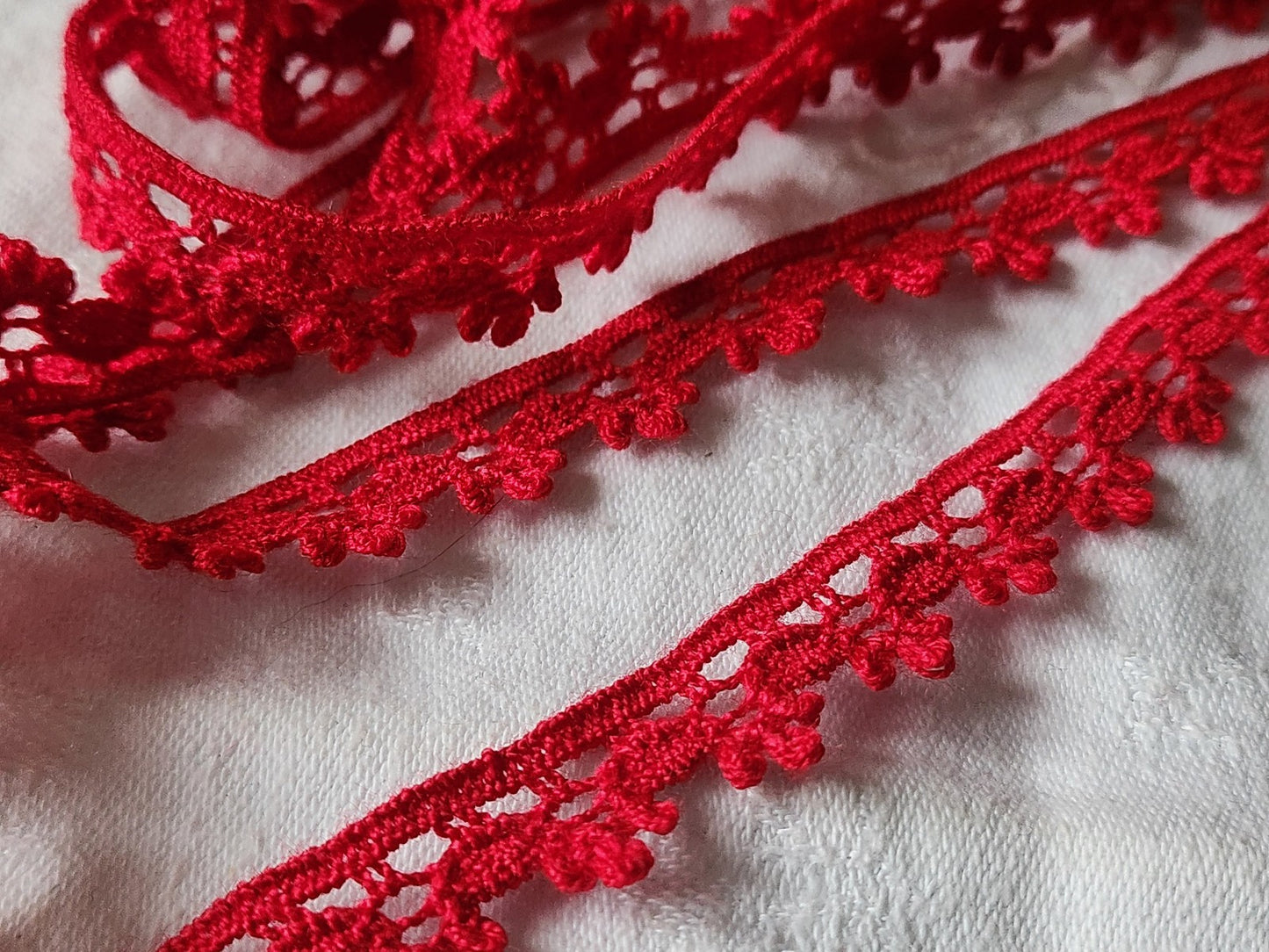 Dentelle vintage rouge coton 3 métres sur 1,5 cm A6