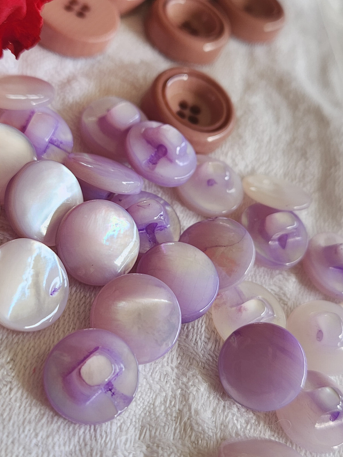 lot 6 boutons anciens en nacre violet bombé lisse pied 1,3 cm ref 1197
