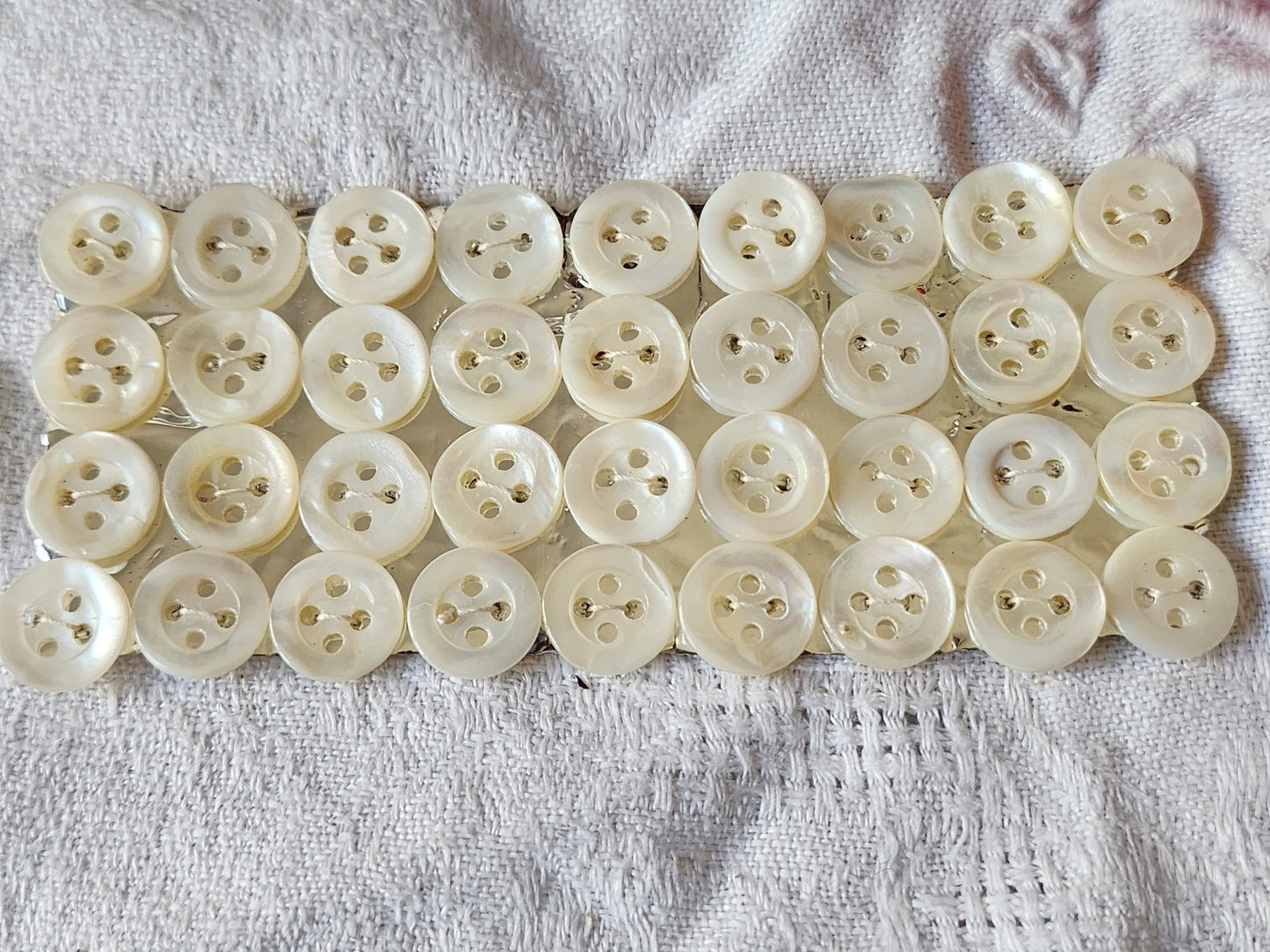 Plaque lot 36 boutons anciens en nacre blanc trous 1 cm corsage mini N°8