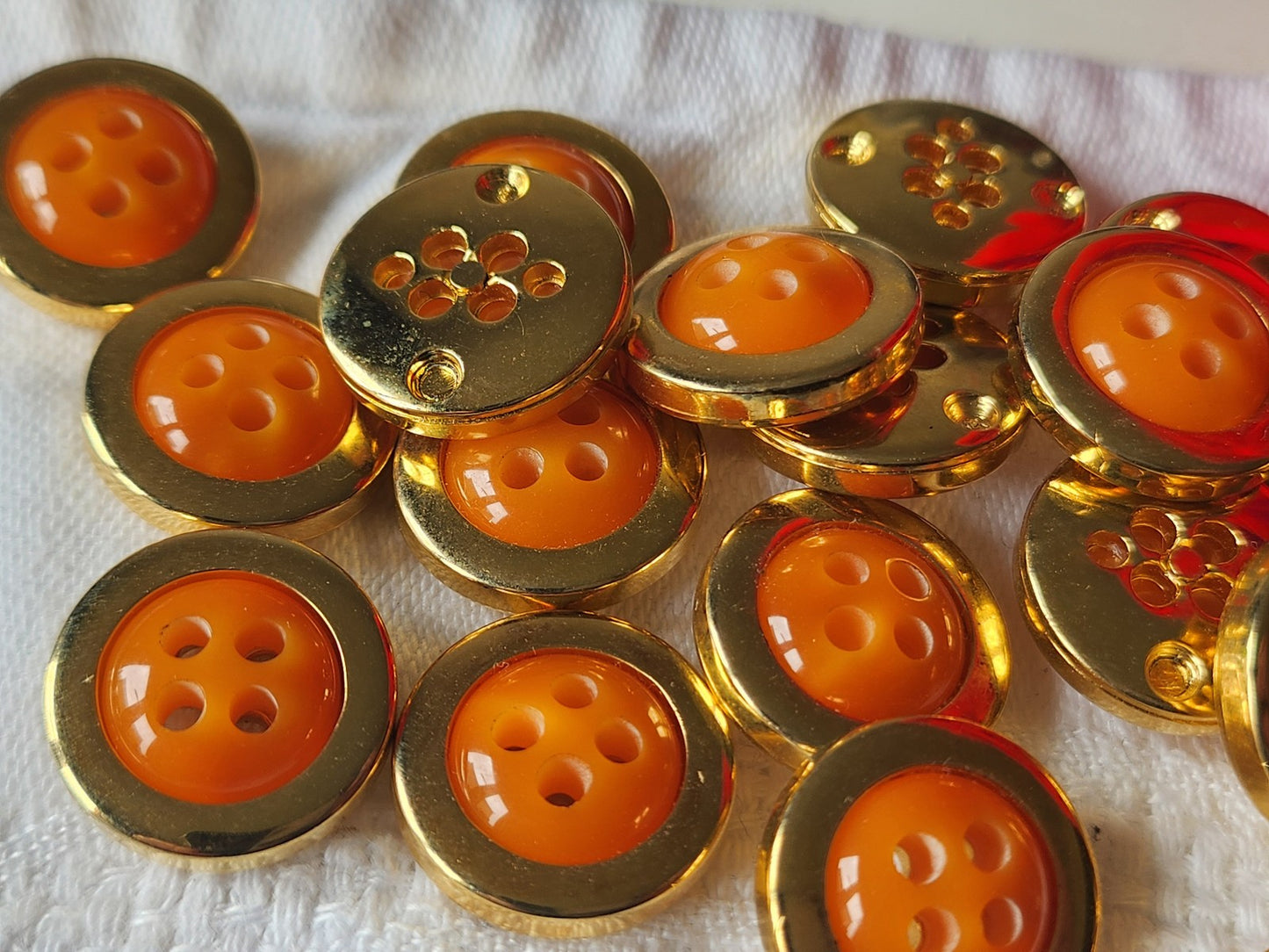 Lot 18 boutons vintage orange acrylique doré leger trous 1,8 cm ref 3558