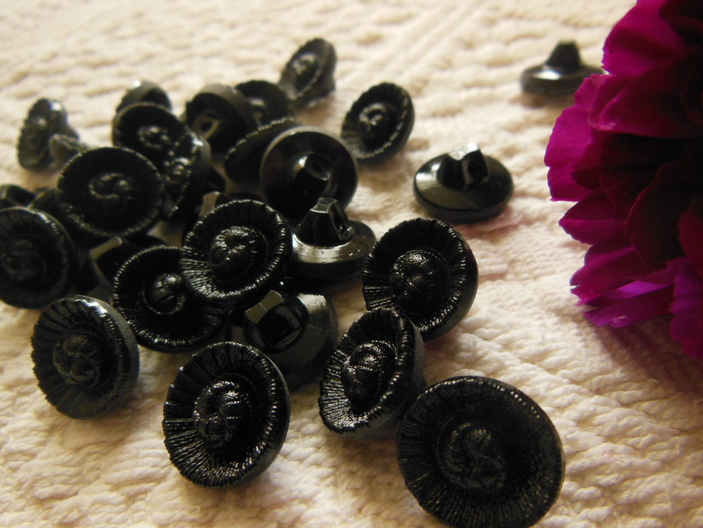 Lot 10 boutons anciens en verre noir travaillé à pied effet tissé 1,3 cm TA