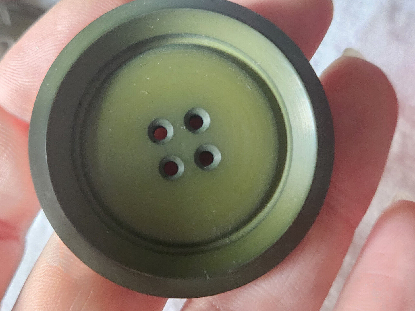Enorme bouton vintage vert mat épais 4,4 cm trous ref 5178