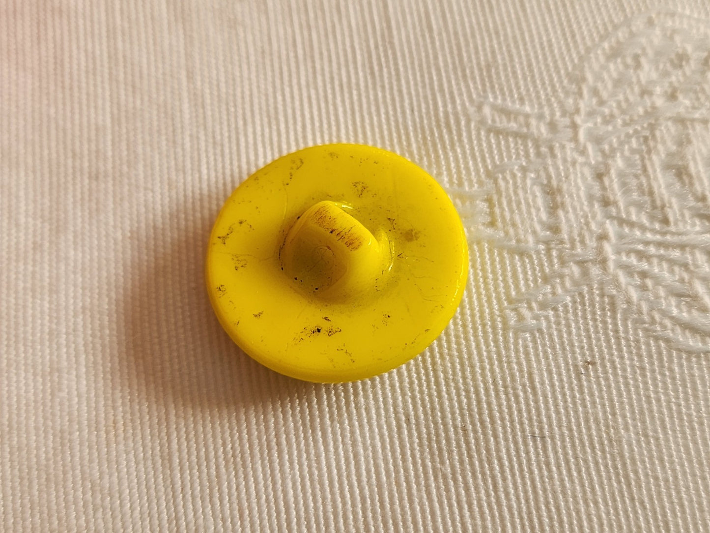 Collection bouton ancien en verre jaune peint chien chiot panier 1,8 cm G7G