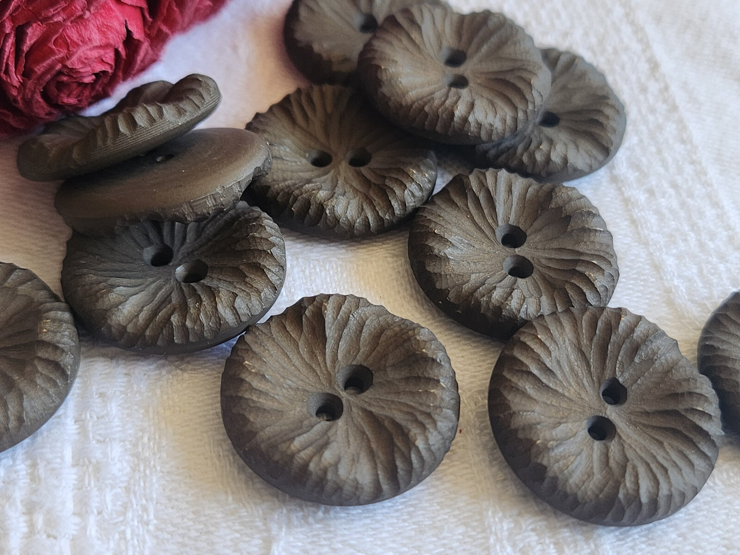 Lot 12 jolis boutons vintage marron texturé mat à trous 2,1 cm ref 746