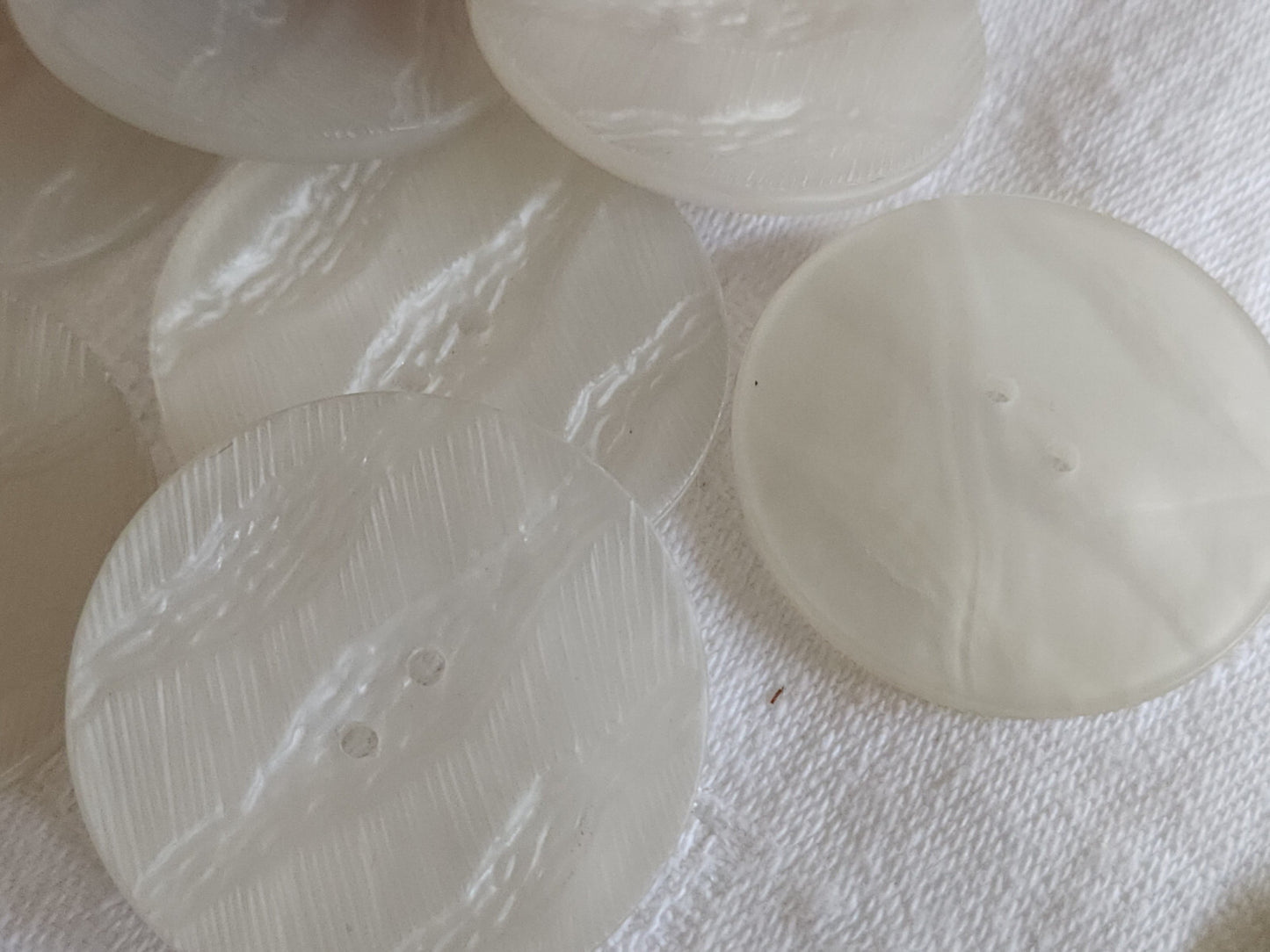Lot 6 trés gros boutons vintage effet blanc texturé mat 3,4 cm ref 4971