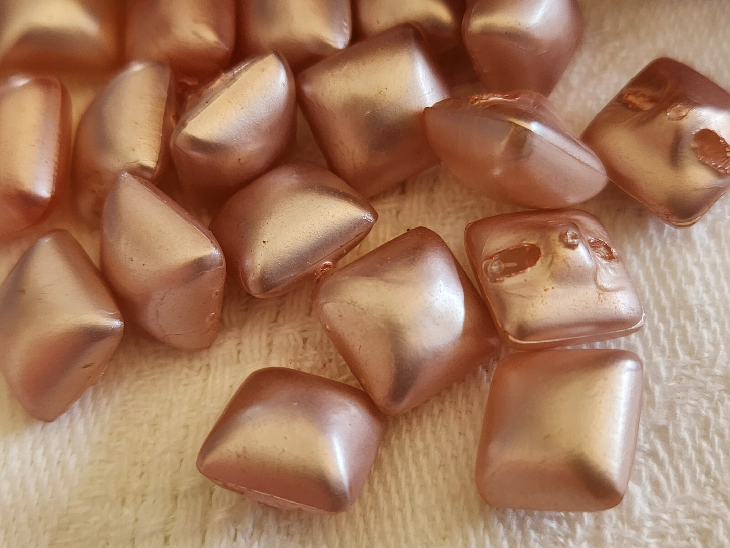 Lot 15 mini boutons vintage rose nacrés plastique pied carré 0,9 cm ref 683