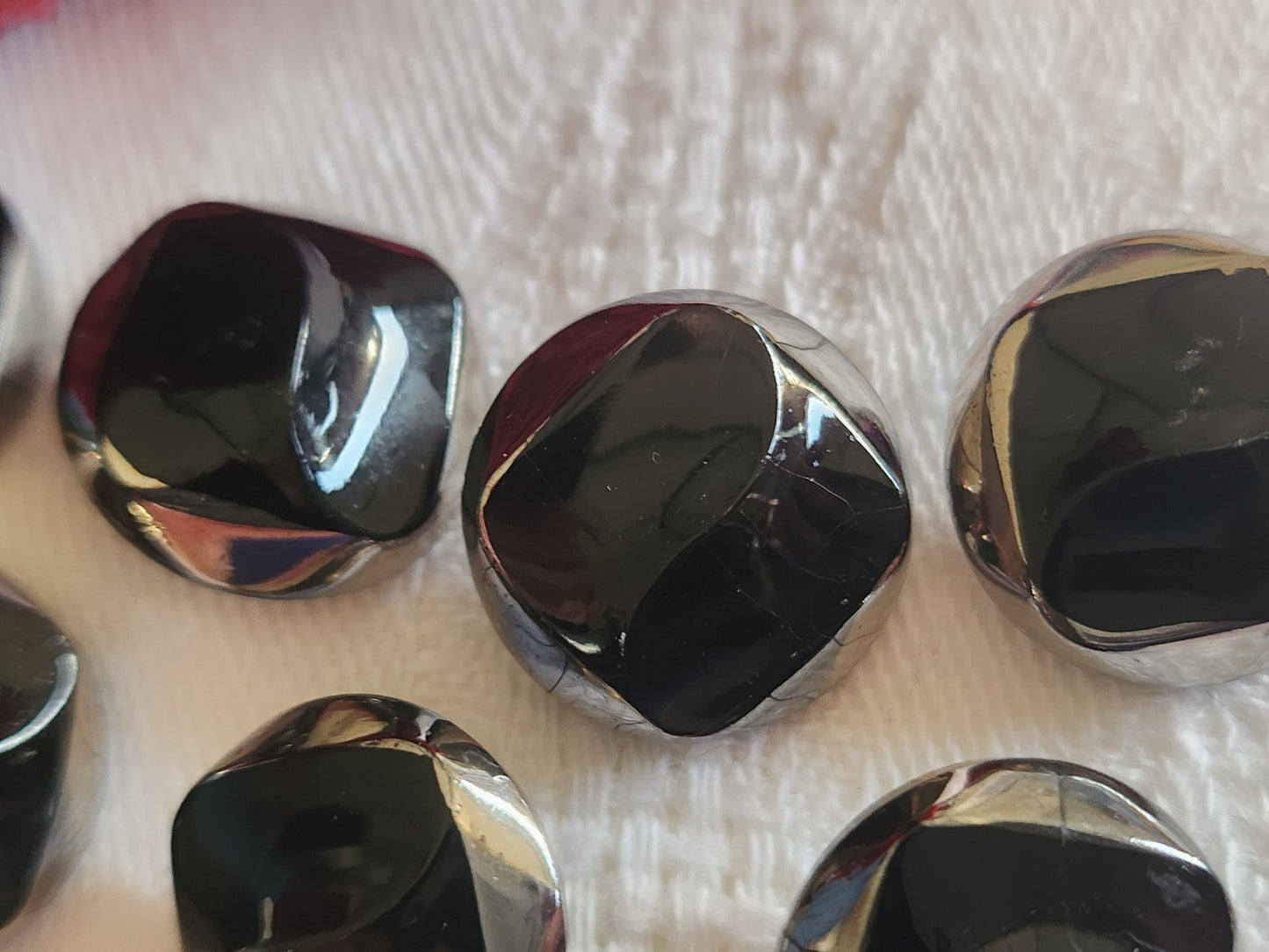 Lot 7 boutons anciens en verre noir argenté pied métal 1,7 cm ref 5714