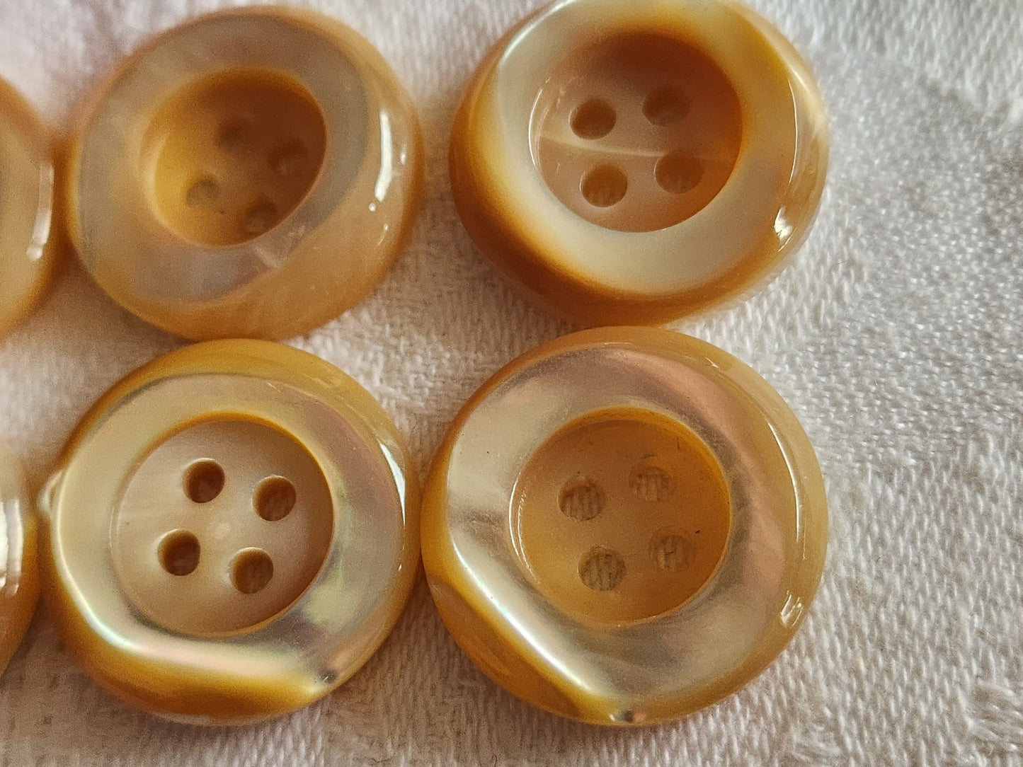 Lot 6 boutons anciens en nacre beige épais bord 2,2 cm lourd ref 5986