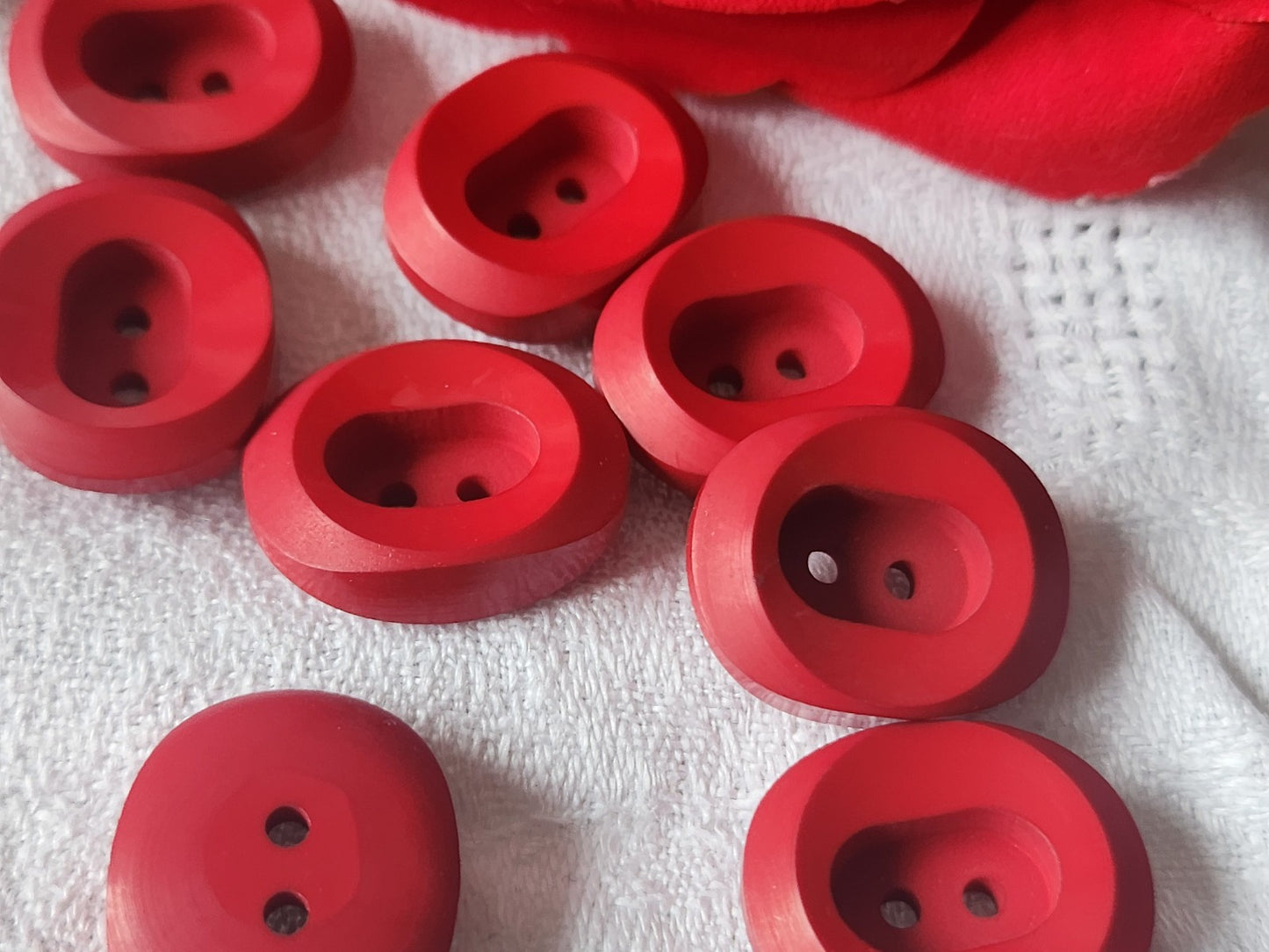 Lot 8 boutons vintage rouge ovale 1,7 sur 2 cm ref 3086