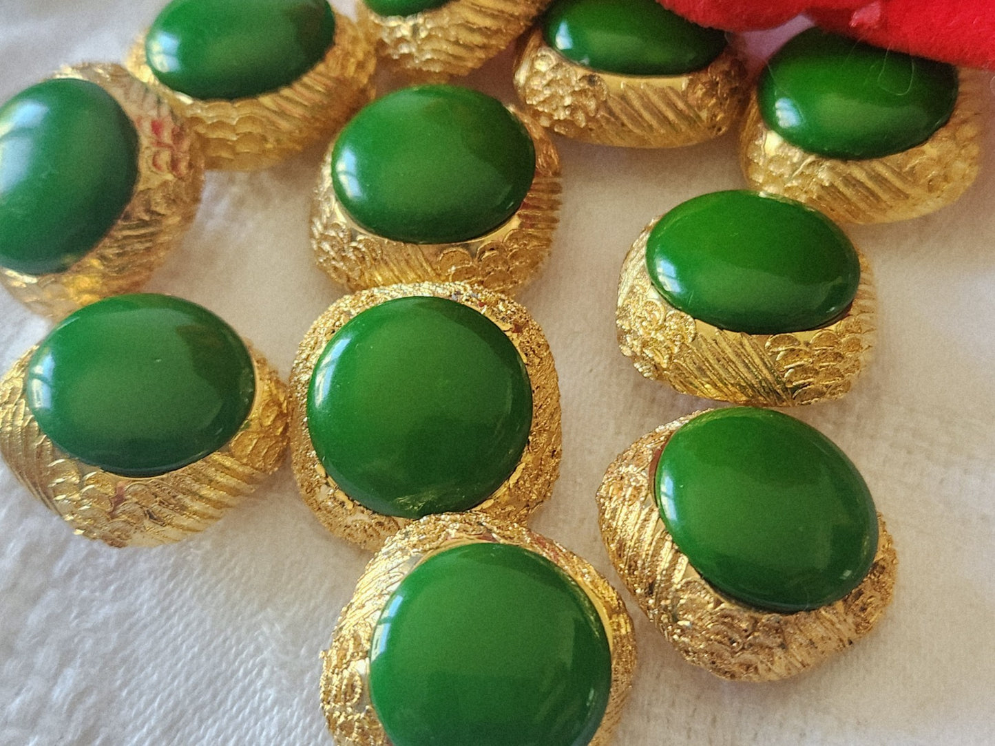 Lot 6 boutons vintage doré vert pied résine 2 cm ref 6124