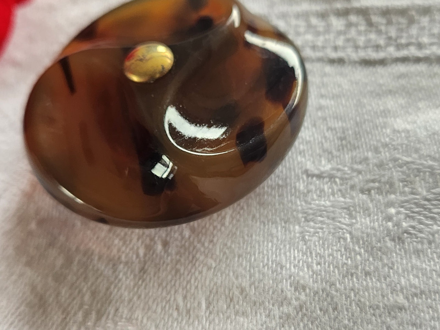 Enorme bouton vintage style ecaille marron jaspé lourd épais pied 41 mm ref 2472