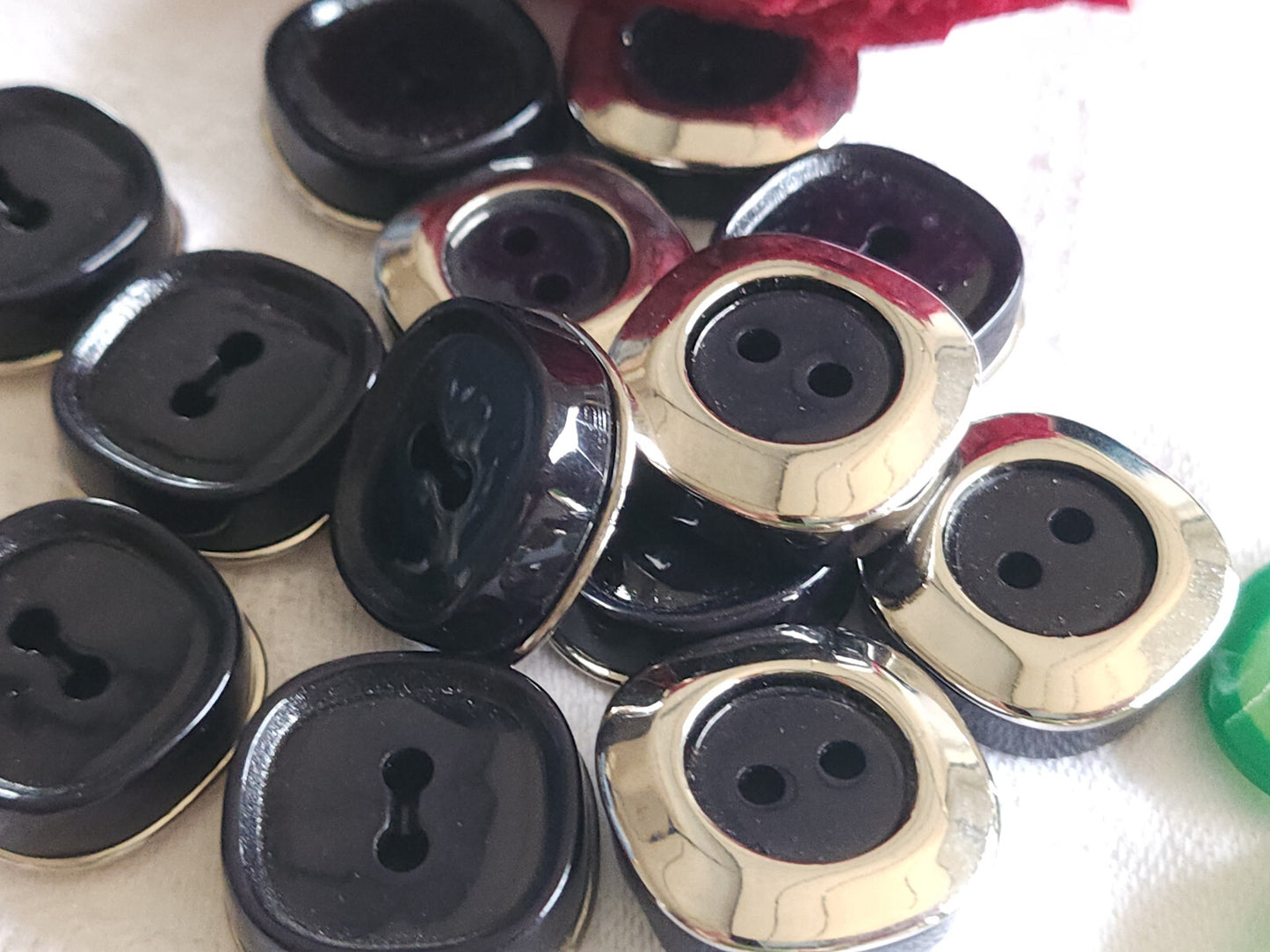 Lot 6 boutons vintage bleu trés foncé trous argenté 2,2 cm ref 4999