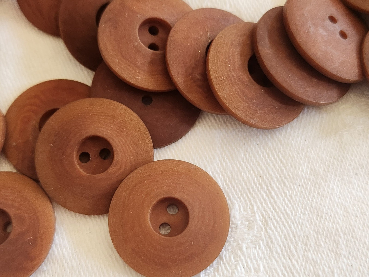 Lot 12 boutons en corozo marron mat couture mercerie 2,2 cm ref 829
