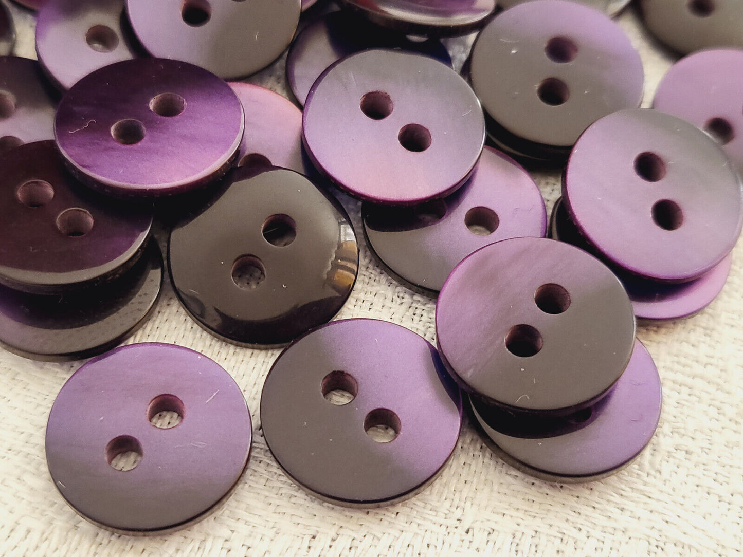 Lot 28 petits boutons vintage violet lumineux trous diamètre 1,2 cm ref 2374