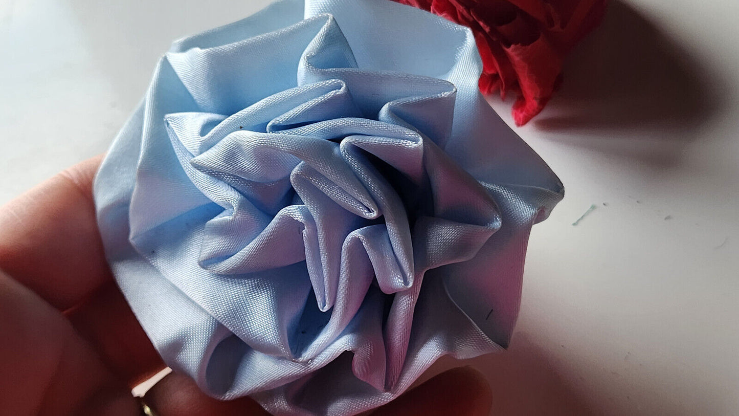 Grosse fleur ancienne bleu rayonne montée en broche modiste T0-40