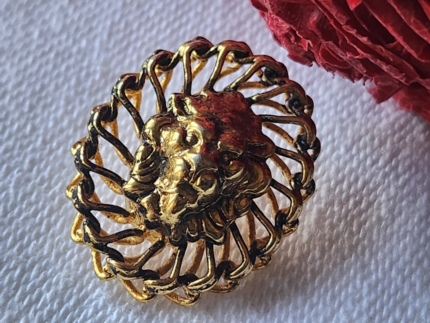Bouton vintage en métal tete de lion 1,8 sur 2,2 cm versace? G8C