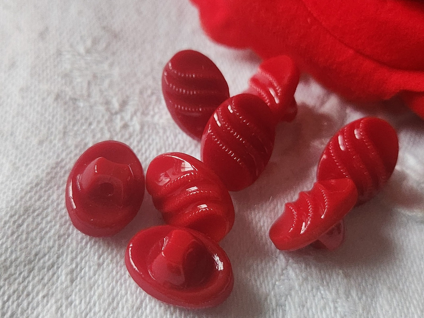 Lot 8 boutons anciens en verre rouge ovale 0,9 sur 1,3 cm ref 2114 panaché
