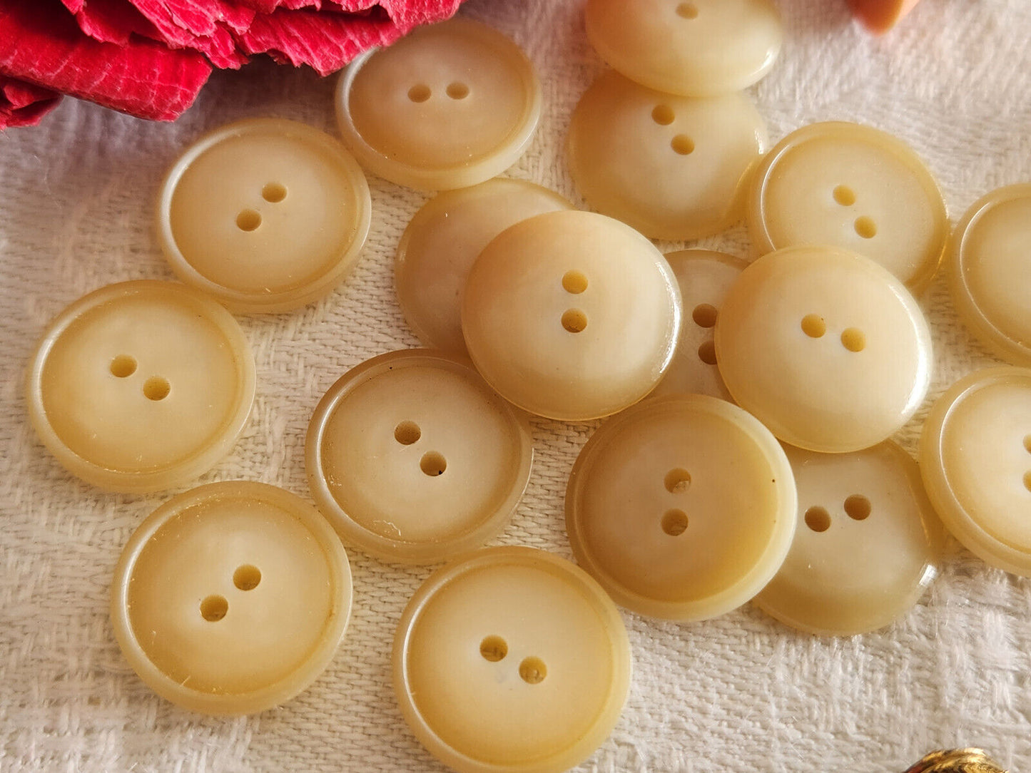 Lot 15 boutons vintage beige à trous petits 1,4 cm ref 2536