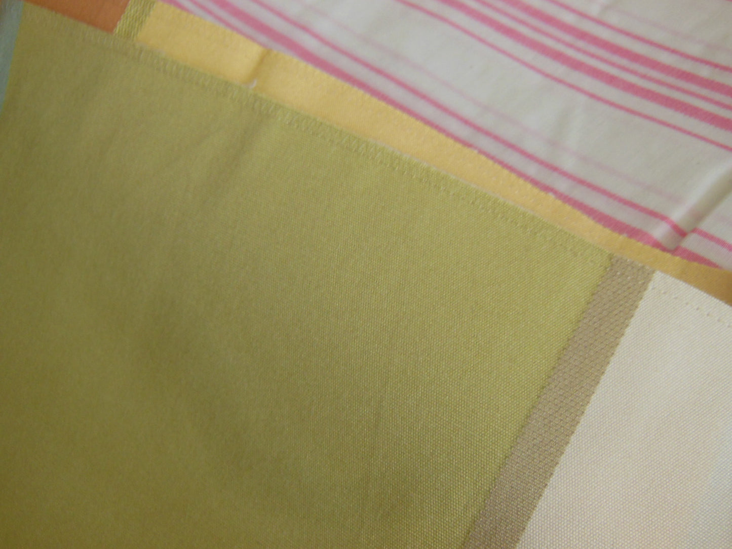 Coupon tissu lumineux opaque vert blanc marron 1 m48 sur 92 cm B3