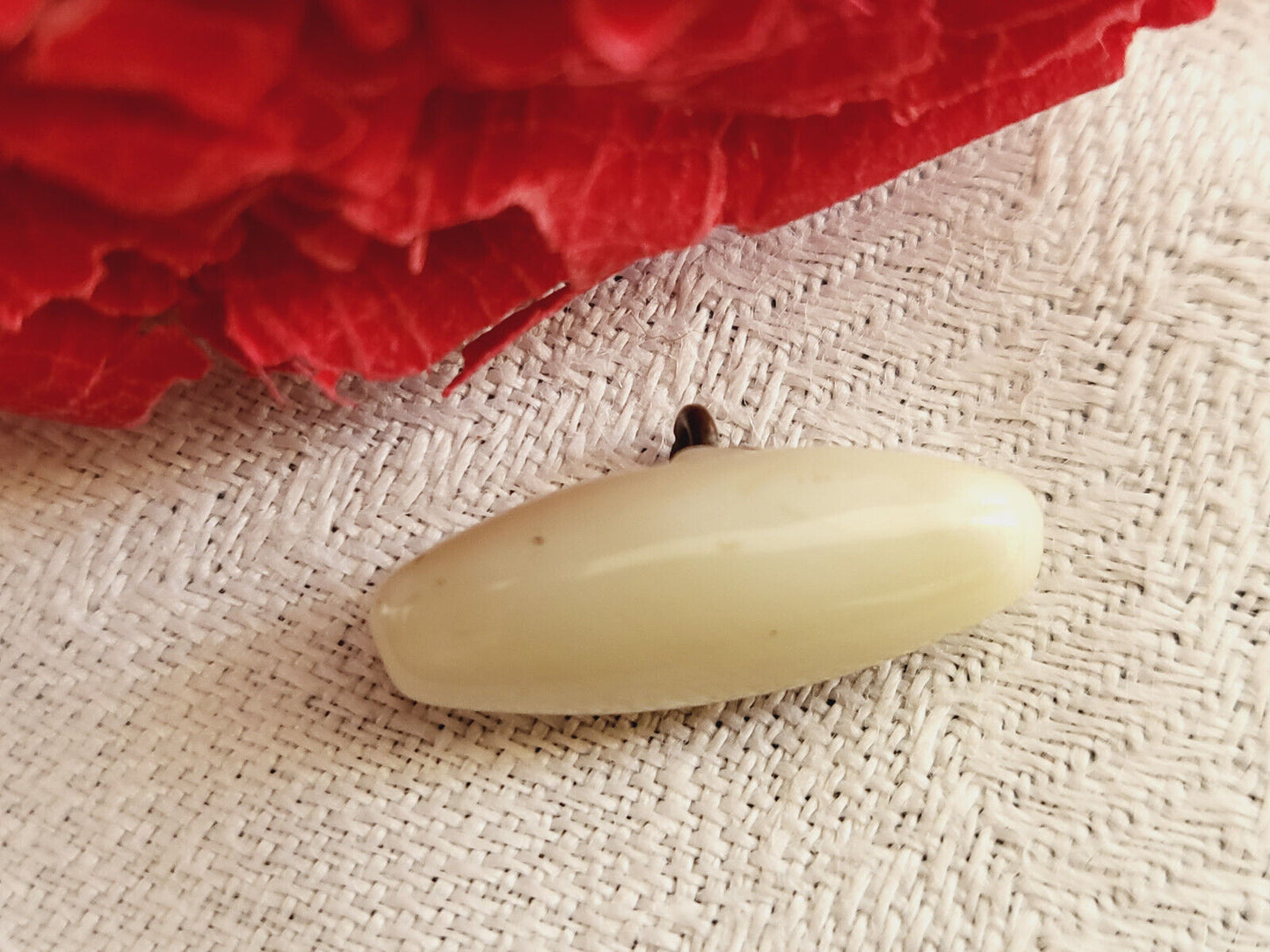 Bouton ancien en verre crème long à pied métal 0,7 sur 1,8 cm G13A