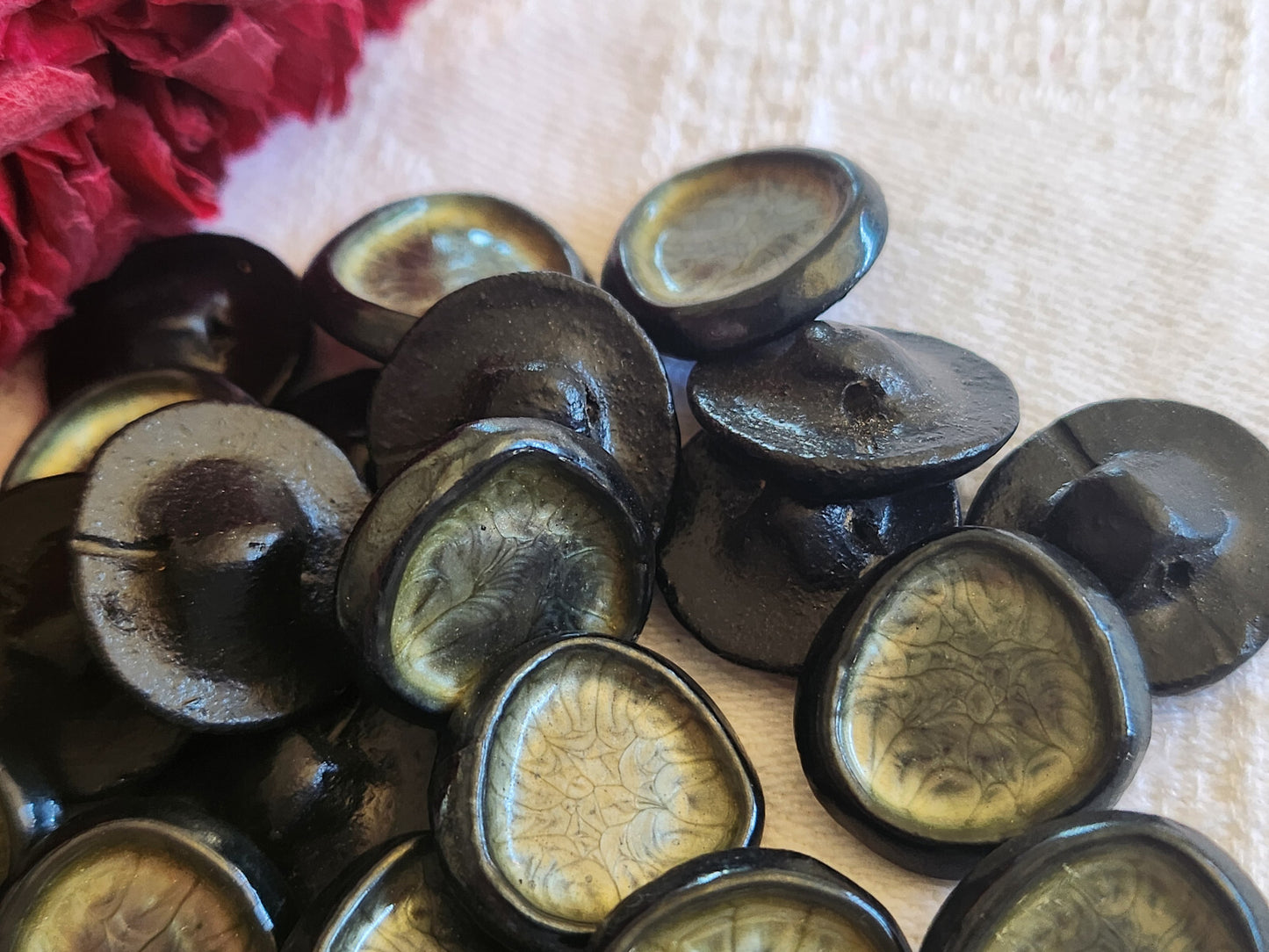Lot 6 boutons vintage en resine vert nacré pied main 1,5 sur 1,7 cm ref 434
