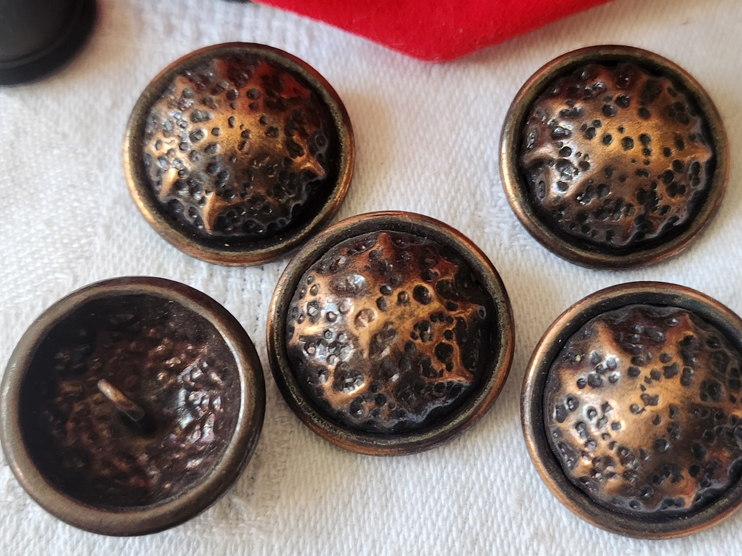 Lot 5 gros boutons vintage en metal cuivré 2,3 cm bombé pied ref 4881