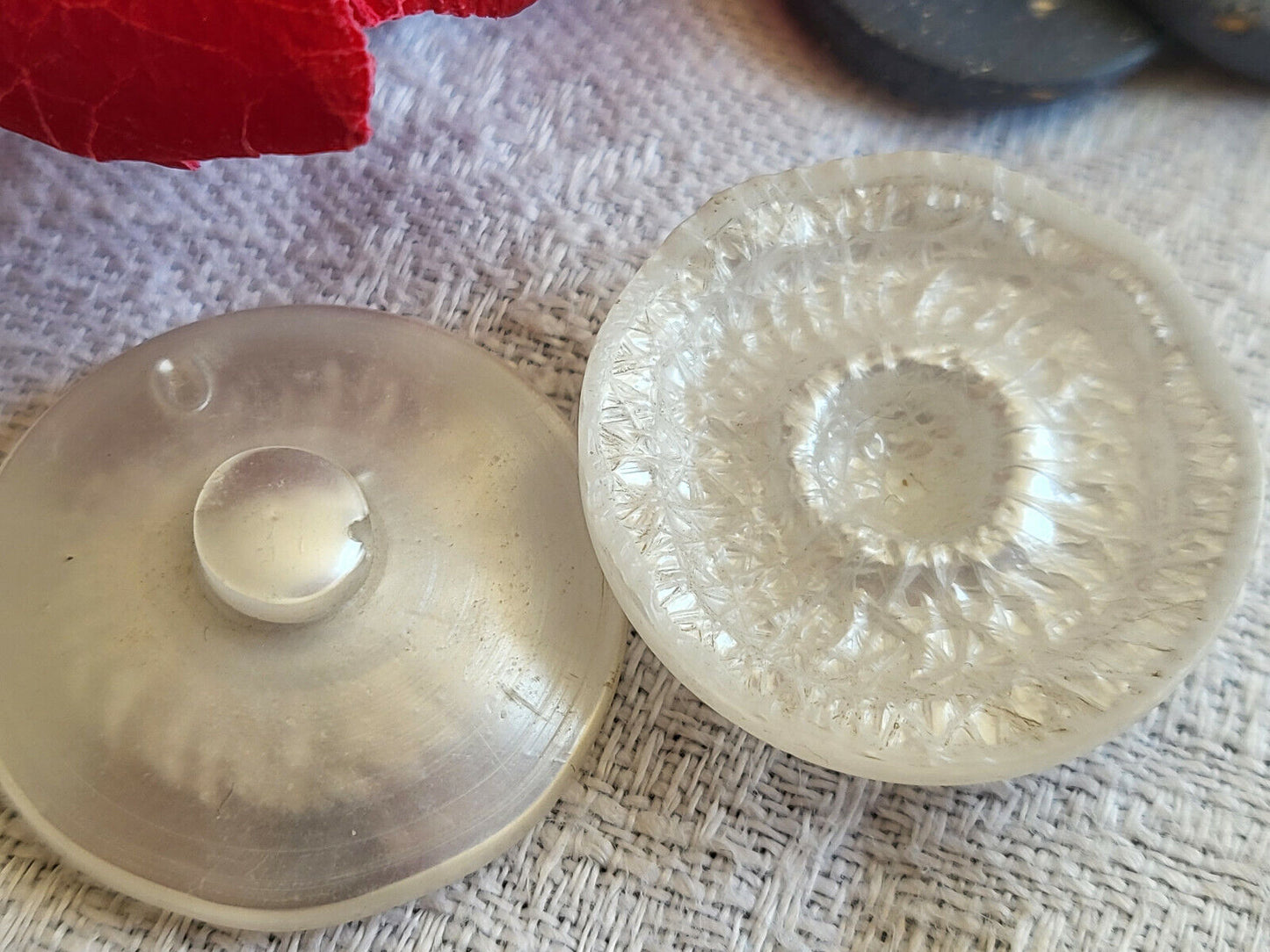 Duo boutons vintage blanc lumineux à pied à perler ou tel q 2,7 cm G10C