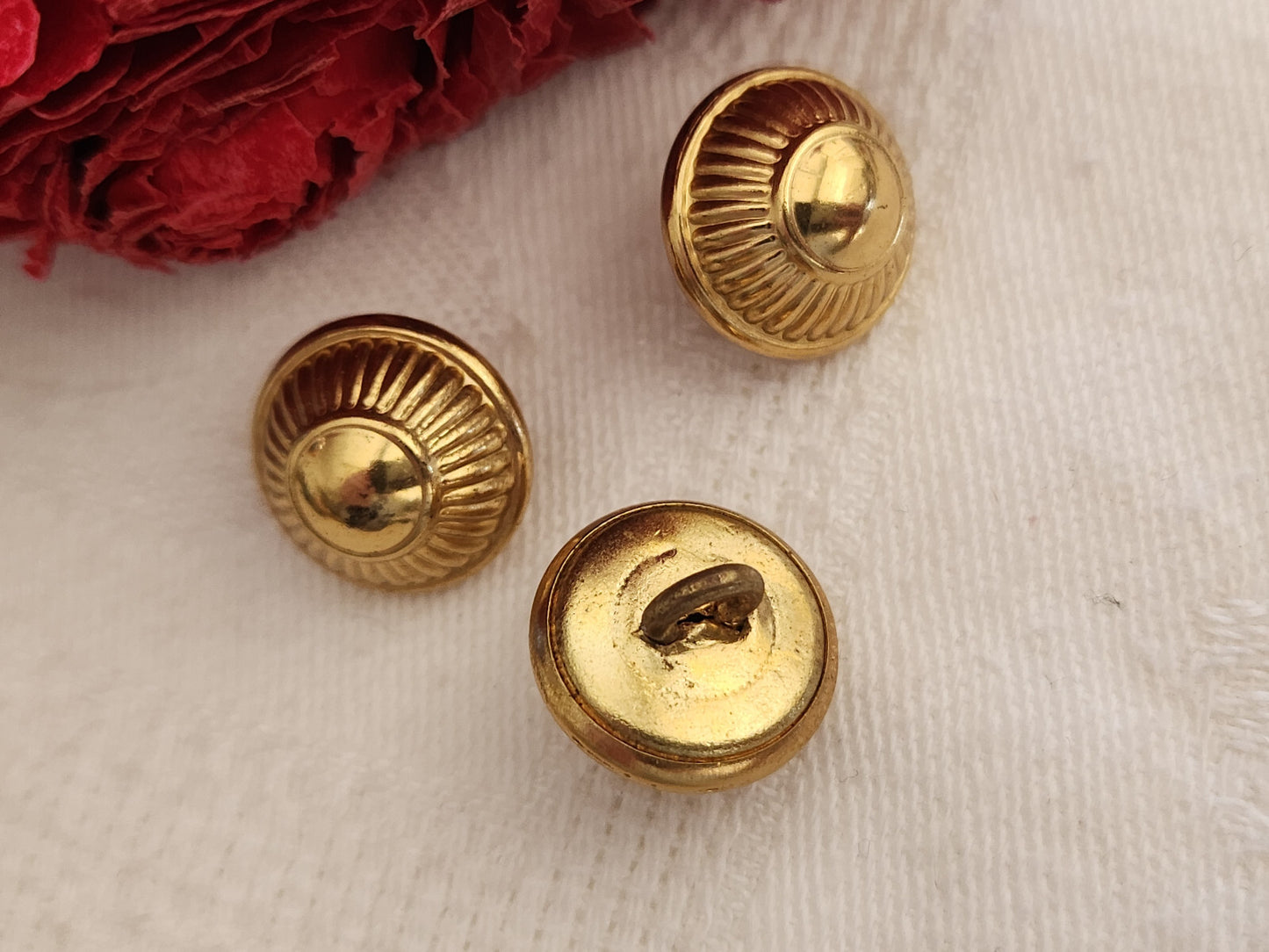Trio boutons vintage en metal doré grelot 1,3 cm pied G2B