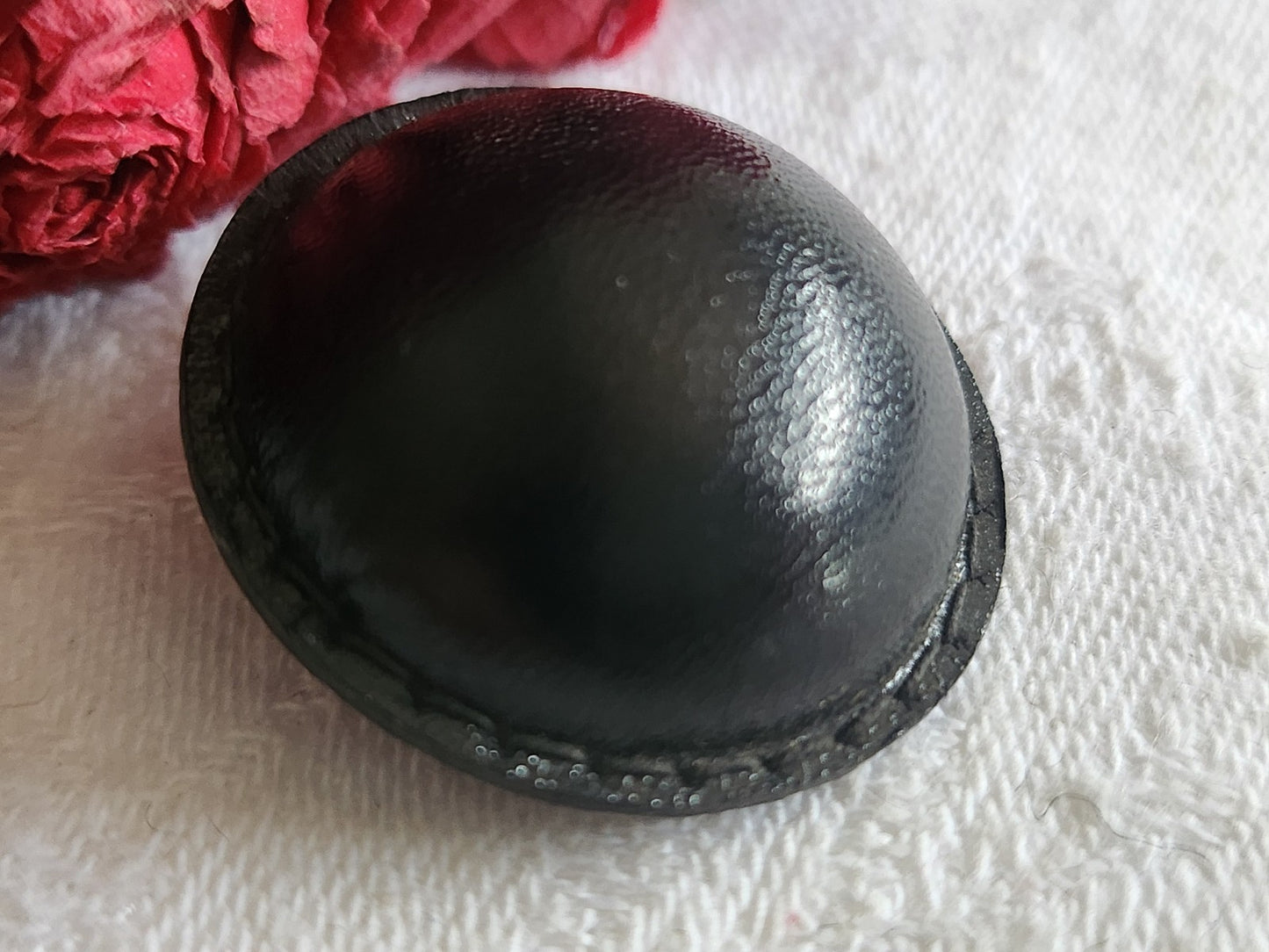 Ancien bouton en cuir noir bombé collection 2,8 cm G8N
