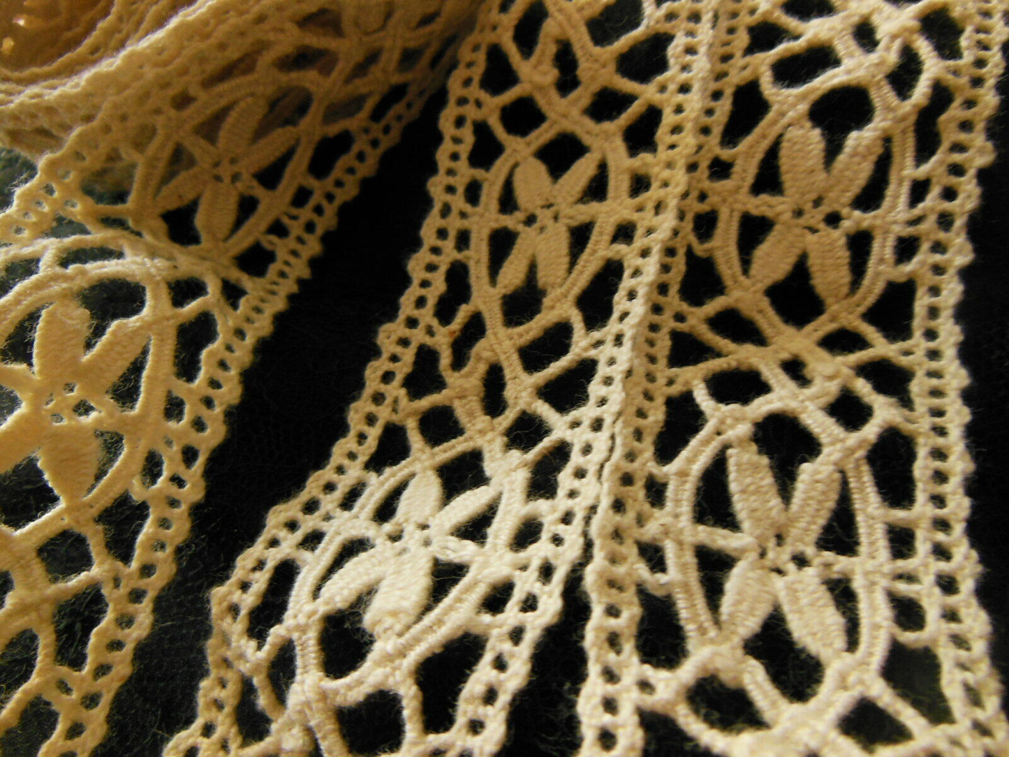 Dentelle ancienne large 1 mètre 50 sur 3,9 cm T1-37