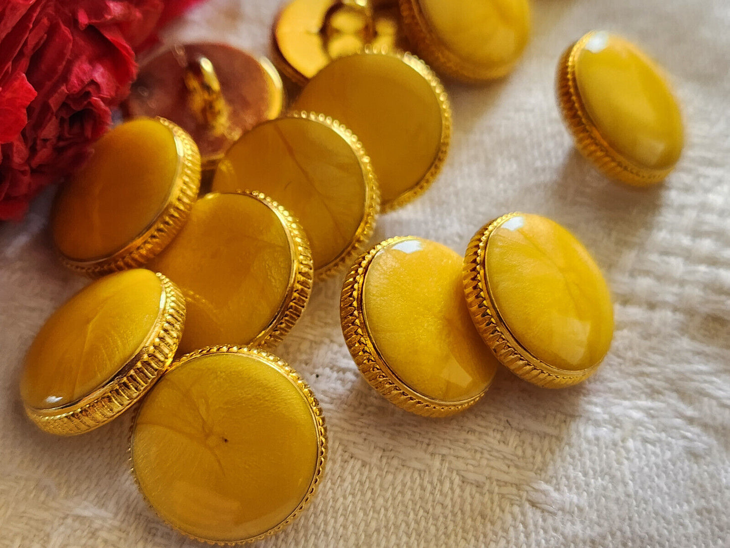 Lot 6 boutons vintage métal doré jaune laiteux superbe qualité 1,4 cm ref 331