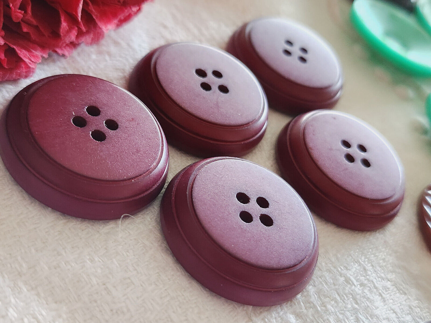 Lot 5 boutons rouge mat haut épais à trou 2,7 cm ref 3011