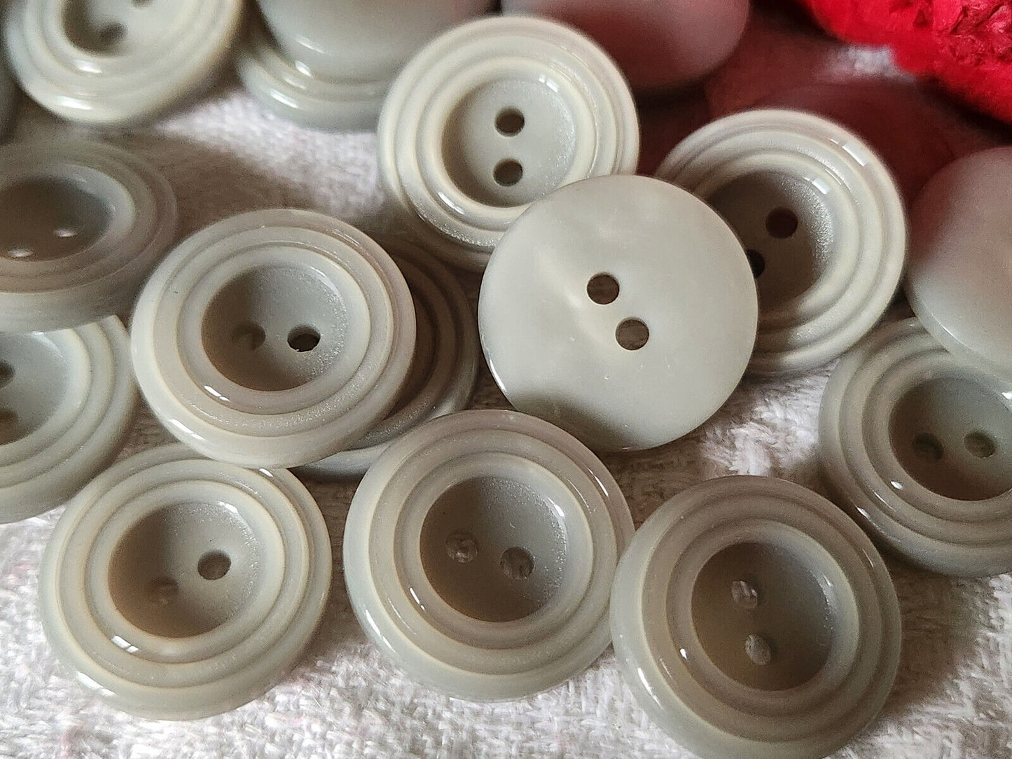 Lot 12 boutons vintage gris travaillé diamètre 1,7 cm ref 2826