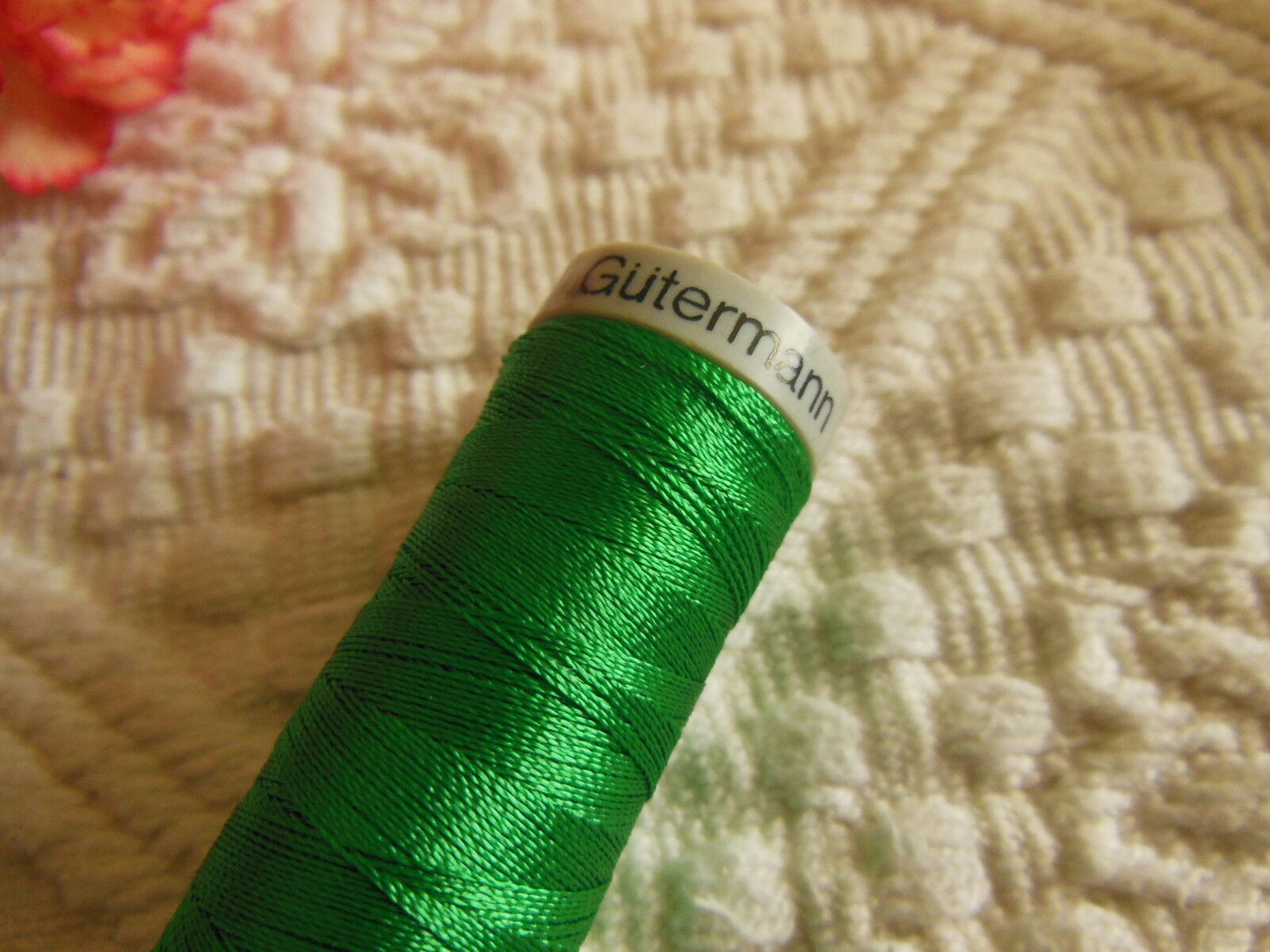 Bobine fil à broder Gutermann 200 vert lumineux col 8375 couture