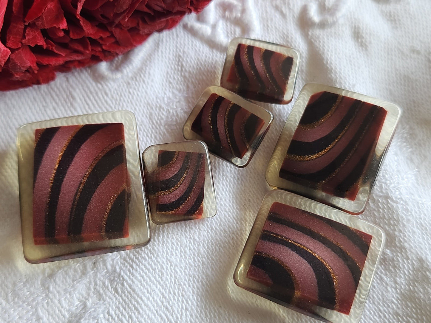 Lot 6 boutons vintage rouge panaché 1,1 sur 1,3 à 2,2 sur 2,6 cm ref 1578