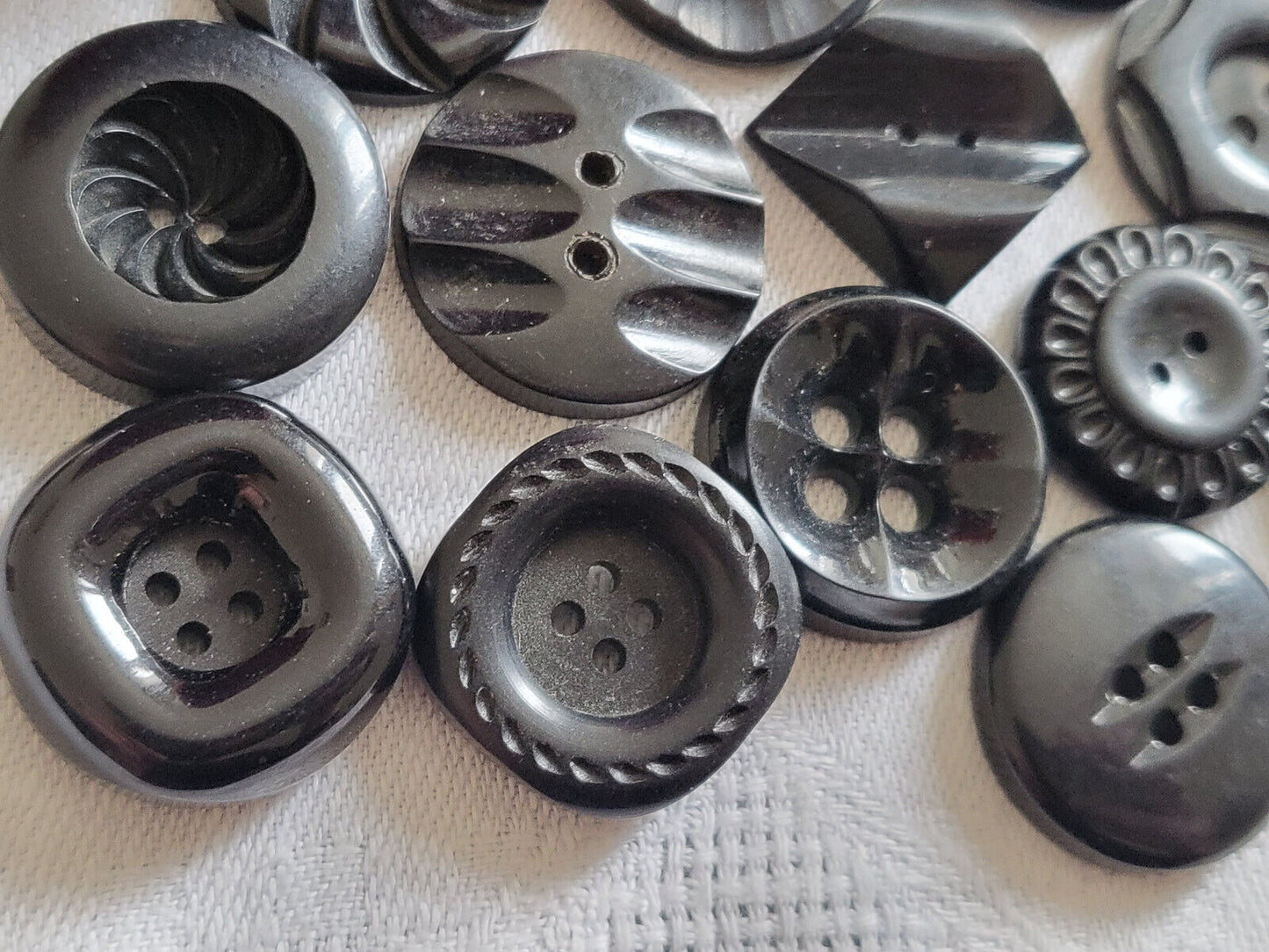 Lot 13 boutons vintage panache noir travaillé trous 1,7 à 2,2 cm ref 1430