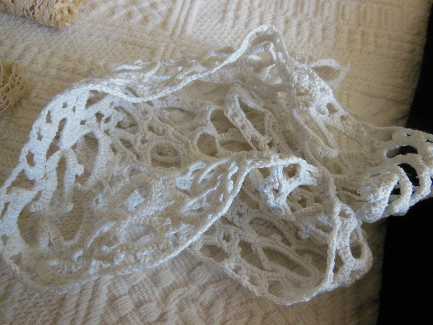 Dentelle ancienne au crochet entre deux 78 cm sur 3,7 cm T1-11