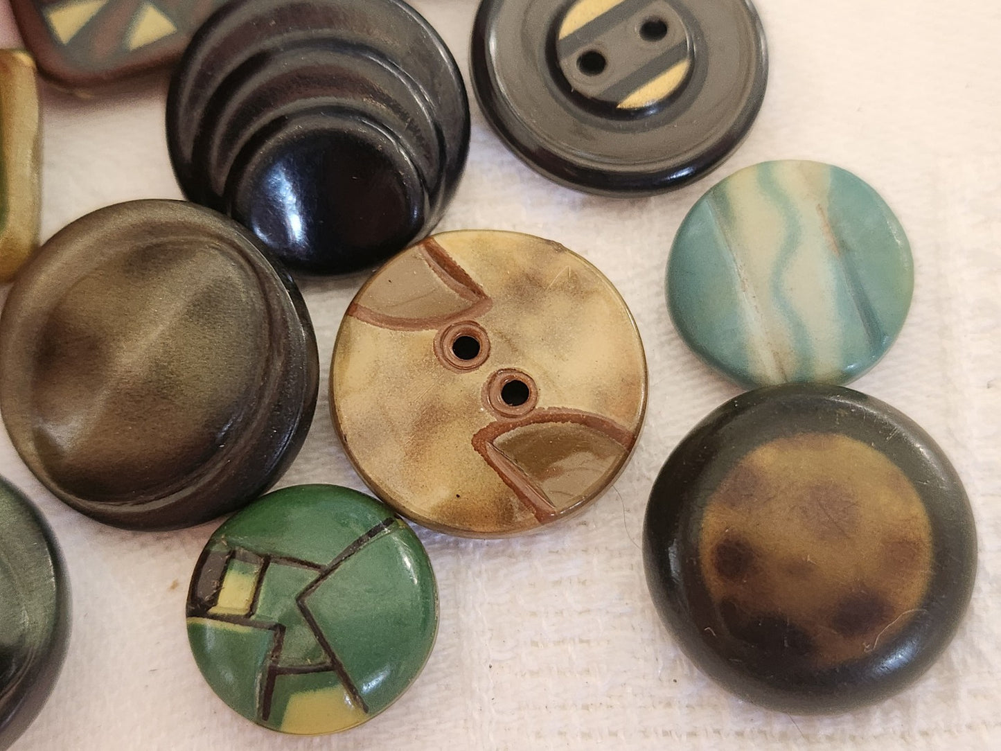 Lot 12 boutons anciens en celluloid panaché collection 1,3 à 1,8 cm ref 5930