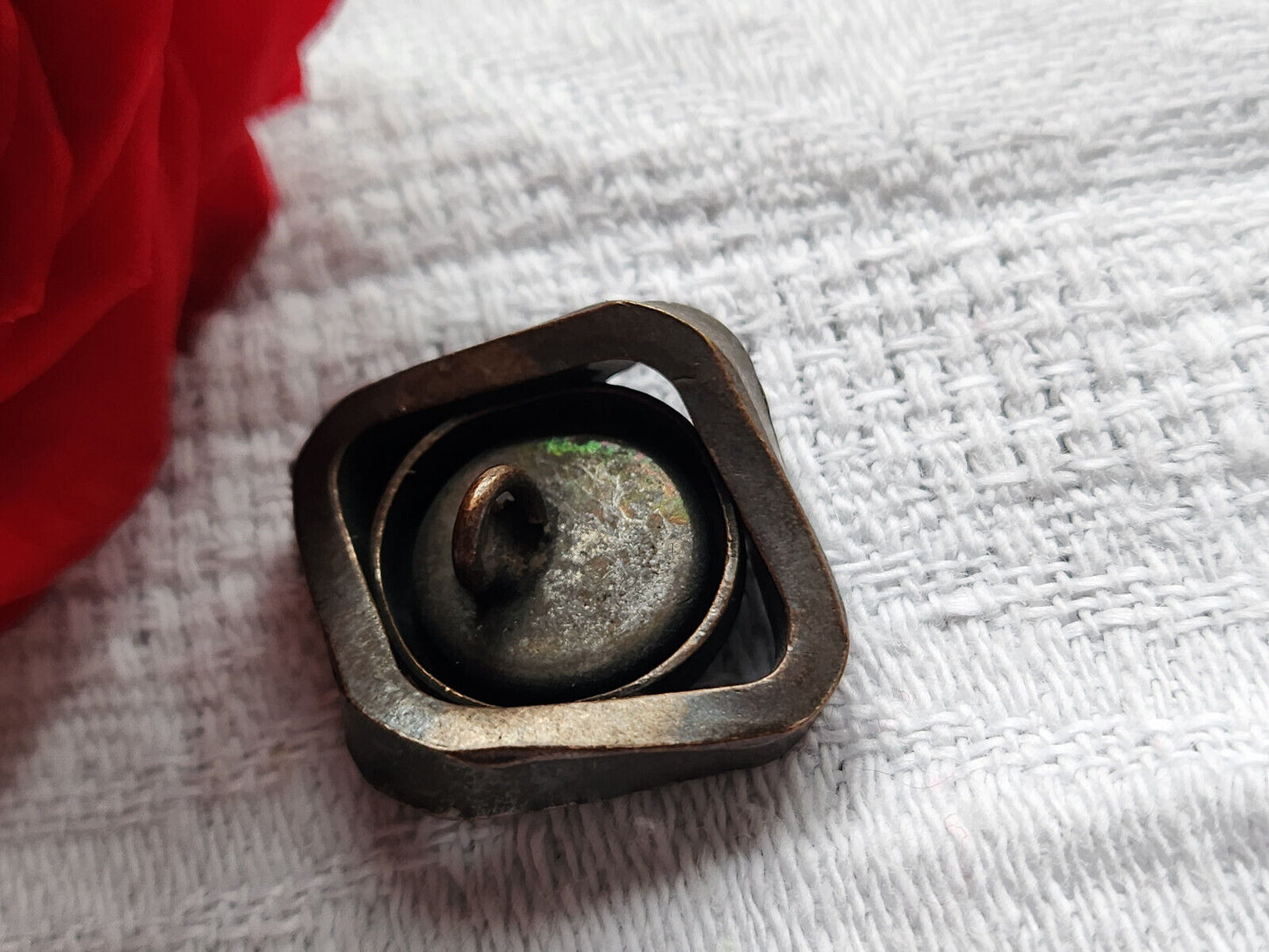 Bouton ancien metal et cabochon en nacre cambré pied 2,2 sur 2,1 cm ref 5853