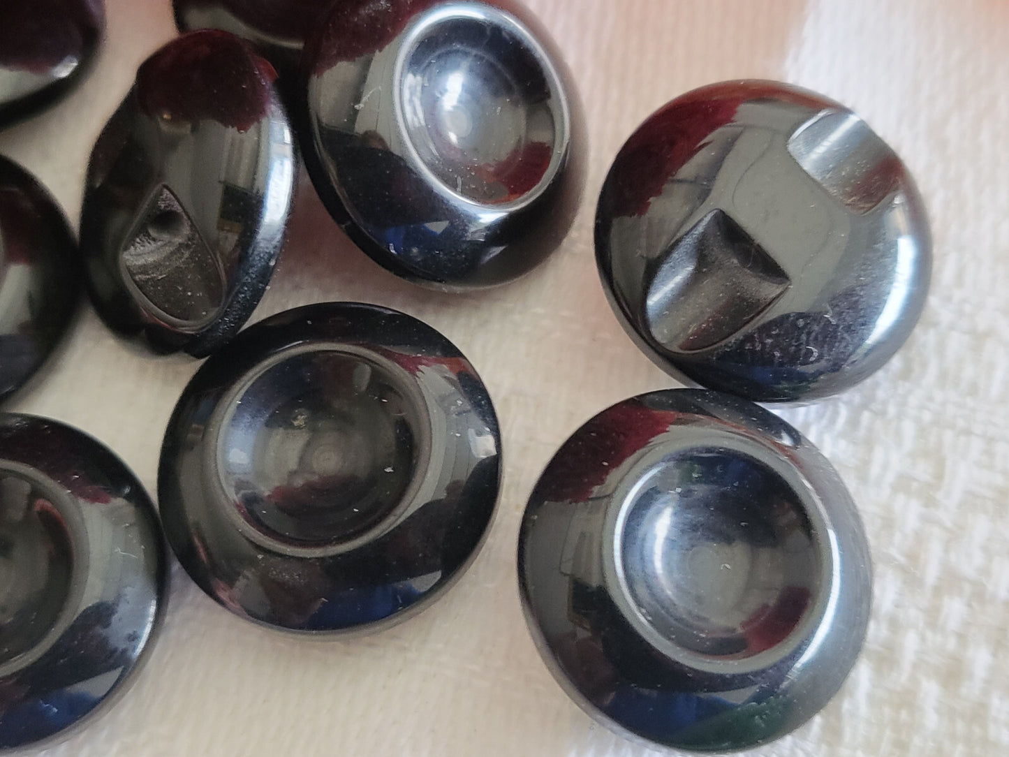Lot 9 boutons vintage noir à pied travaillé diamètre 1,7 cm ref 1044