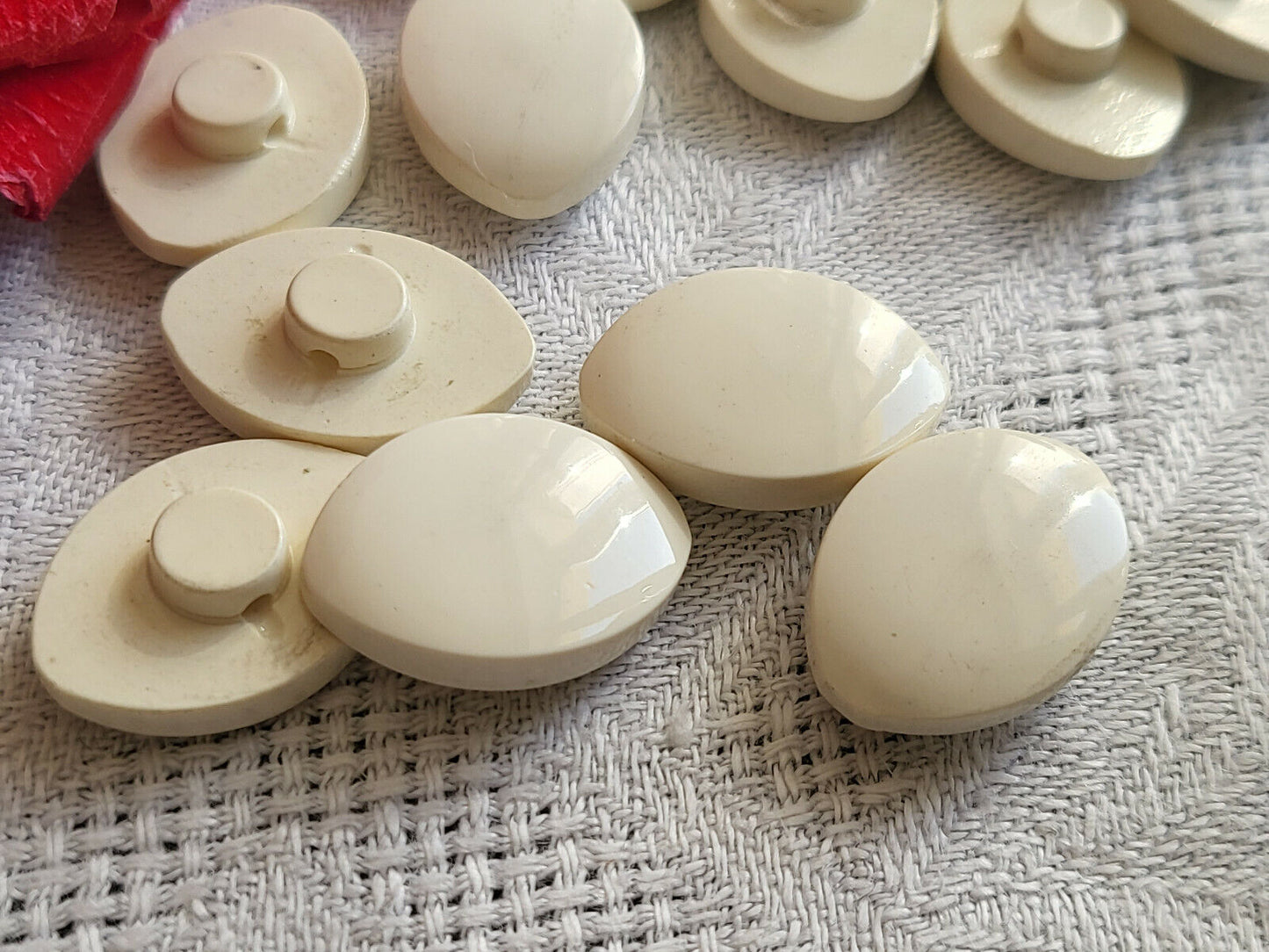 lot 10 jolis Boutons vintage créme forme navette à pied 1,2 sur 1,7 ref 5297