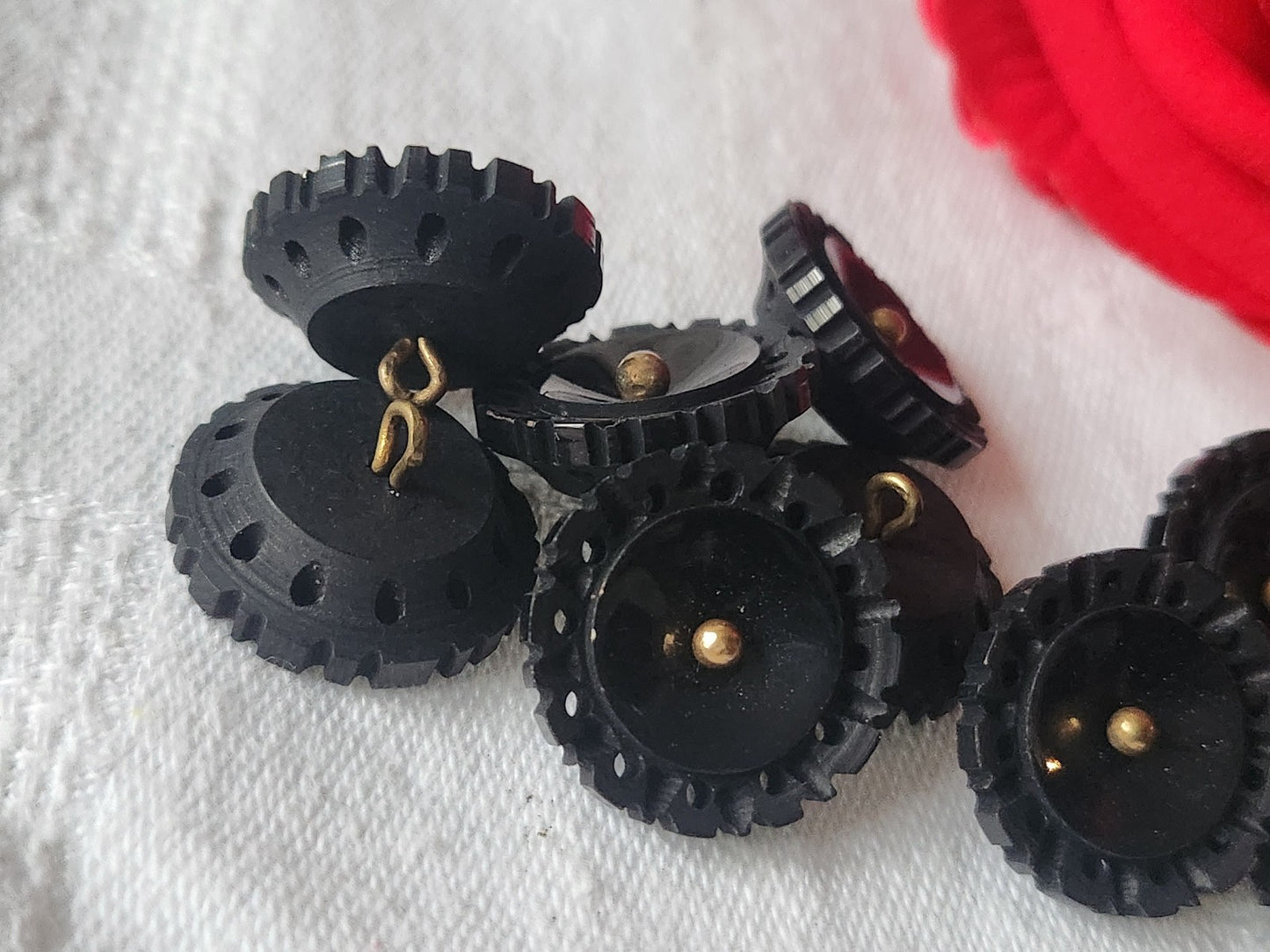 Collection lot 6 boutons anciens sculpté ajouré bord 1,9 cm ref 1207
